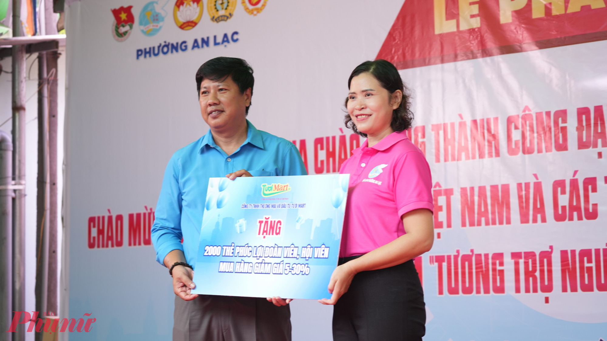 B&agrave; Nguyễn Thị Cẩm &ndash; Ph&oacute; chủ tịch Ủy ban MTTQ, Chủ tịch Hội LHPN phường An Lạc &ndash; nhận bảng tượng trưng tặng 2.000 phiếu mua h&agrave;ng giảm gi&aacute; từ c&ocirc;ng ty Tươi Mart - Ảnh: Ủy ban MTTQ Việt Nam phường An Lạc.