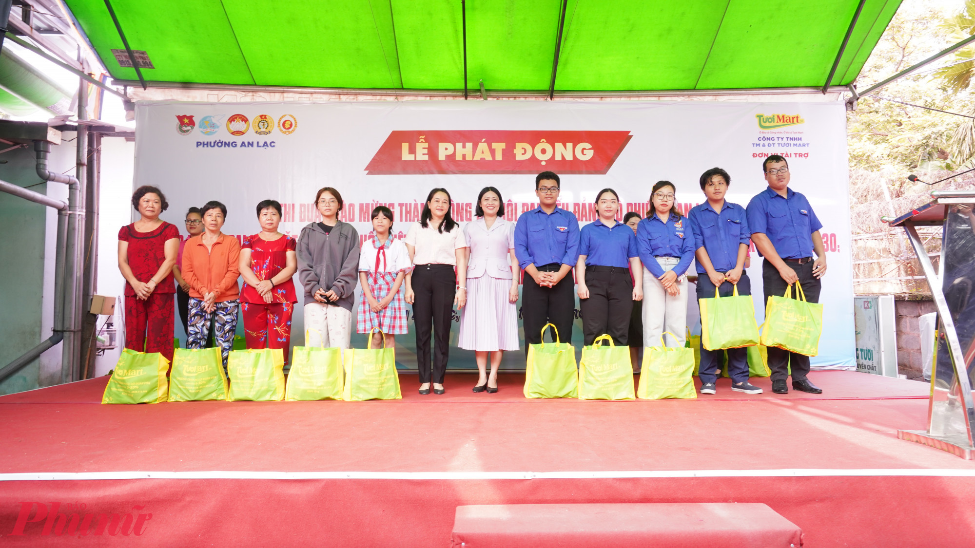 Tại lễ ph&aacute;t động, ban tổ chức trao qu&agrave; th&aacute;ng Ch&iacute;n do c&ocirc;ng ty Tươi Mart tặng tiếp sức 20 hộ đo&agrave;n vi&ecirc;n, hội vi&ecirc;n v&agrave; người d&acirc;n c&oacute; ho&agrave;n cảnh kh&oacute; khăn - Ảnh: Ủy ban MTTQ Việt Nam phường An Lạc