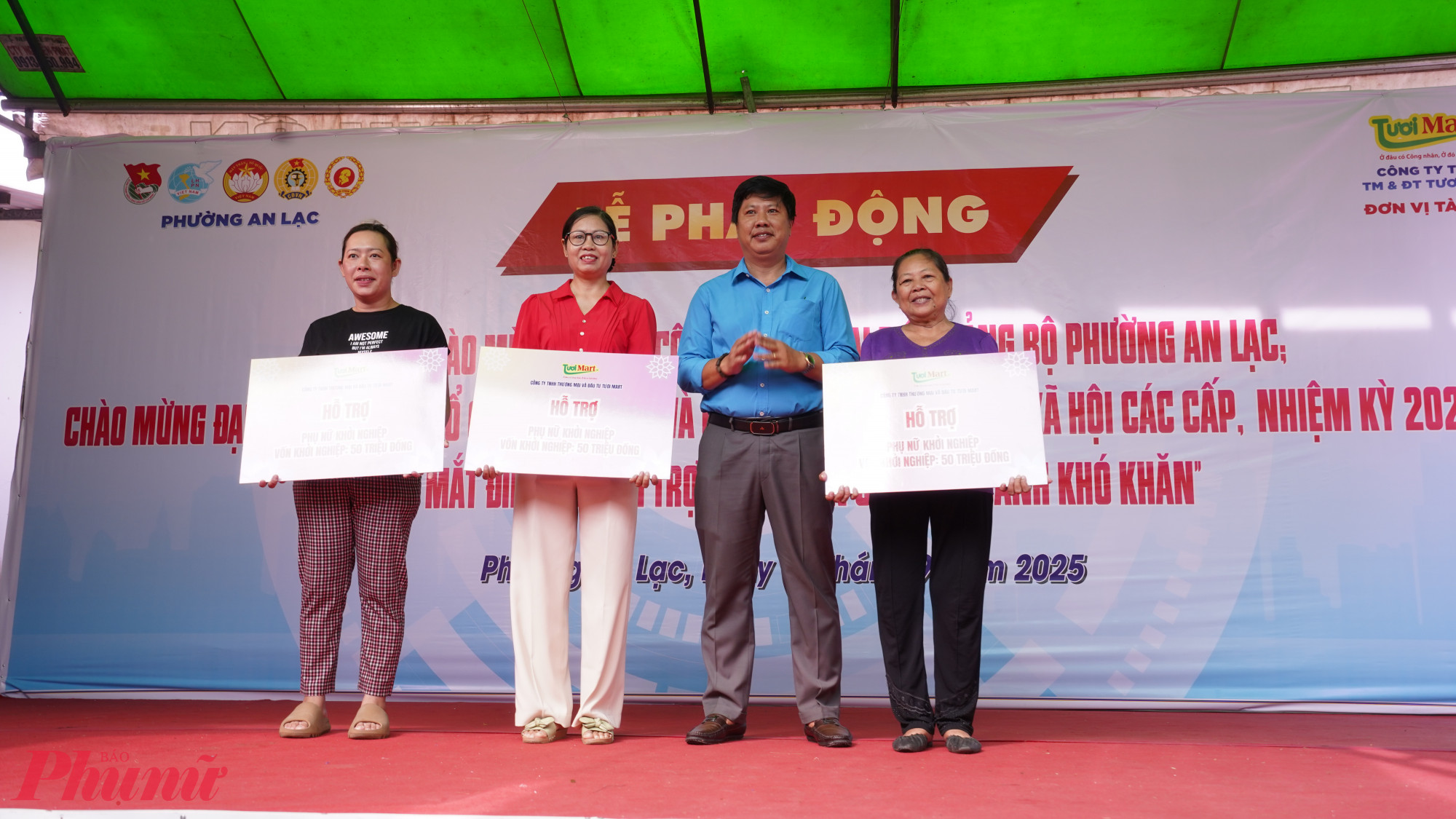 C&ocirc;ng ty Tươi Mart hỗ trợ vốn khởi nghiệp cho 3 hội vi&ecirc;n phụ nữ phường An Lạc, mỗi chị 50 triệu đồng (c&oacute; ho&agrave;n lại) - Ảnh: Ủy ban MTTQ Việt Nam phường An Lạc.