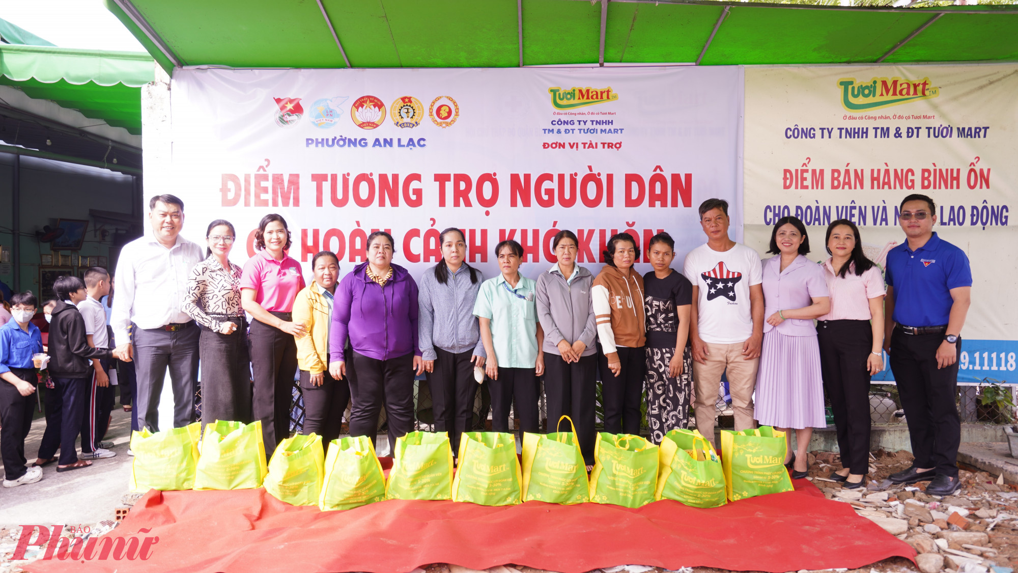 Ban tổ chức ra mắt &ldquo;Điểm tương trợ người d&acirc;n c&oacute; ho&agrave;n cảnh kh&oacute; khăn&rdquo; v&agrave; tặng qu&agrave; cho đại diện 10 hộ d&acirc;n - Ảnh: Ủy ban MTTQ Việt Nam phường An Lạc.