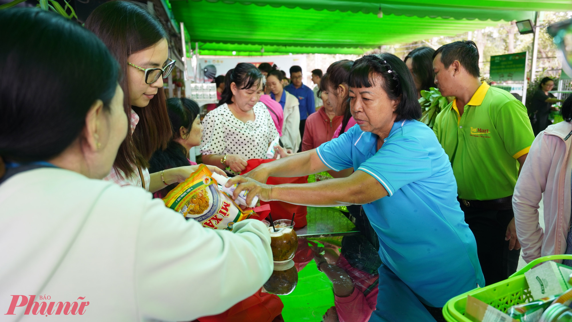 Phi&ecirc;n chợ nghĩa t&igrave;nh &ndash; chia sẻ y&ecirc;u thương - Ảnh: Ủy ban MTTQ Việt Nam phường An Lạc
