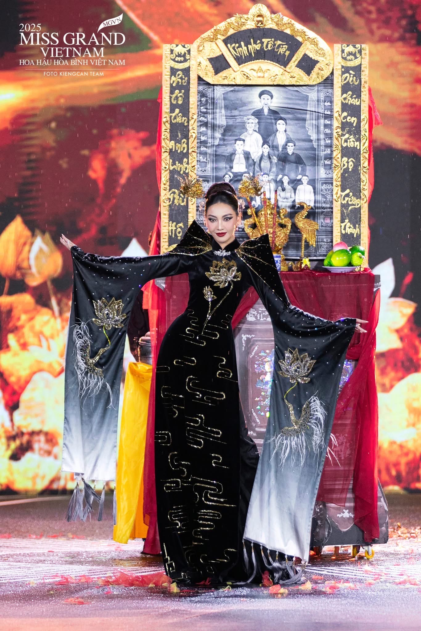 Trang phục d&acirc;n tộc Hương kh&oacute;i gia ti&ecirc;n của t&aacute;c giả Trần C&ocirc;ng Hậu tại Miss Grand Vietnam 2025 g&acirc;y tranh c&atilde;i dữ dội 