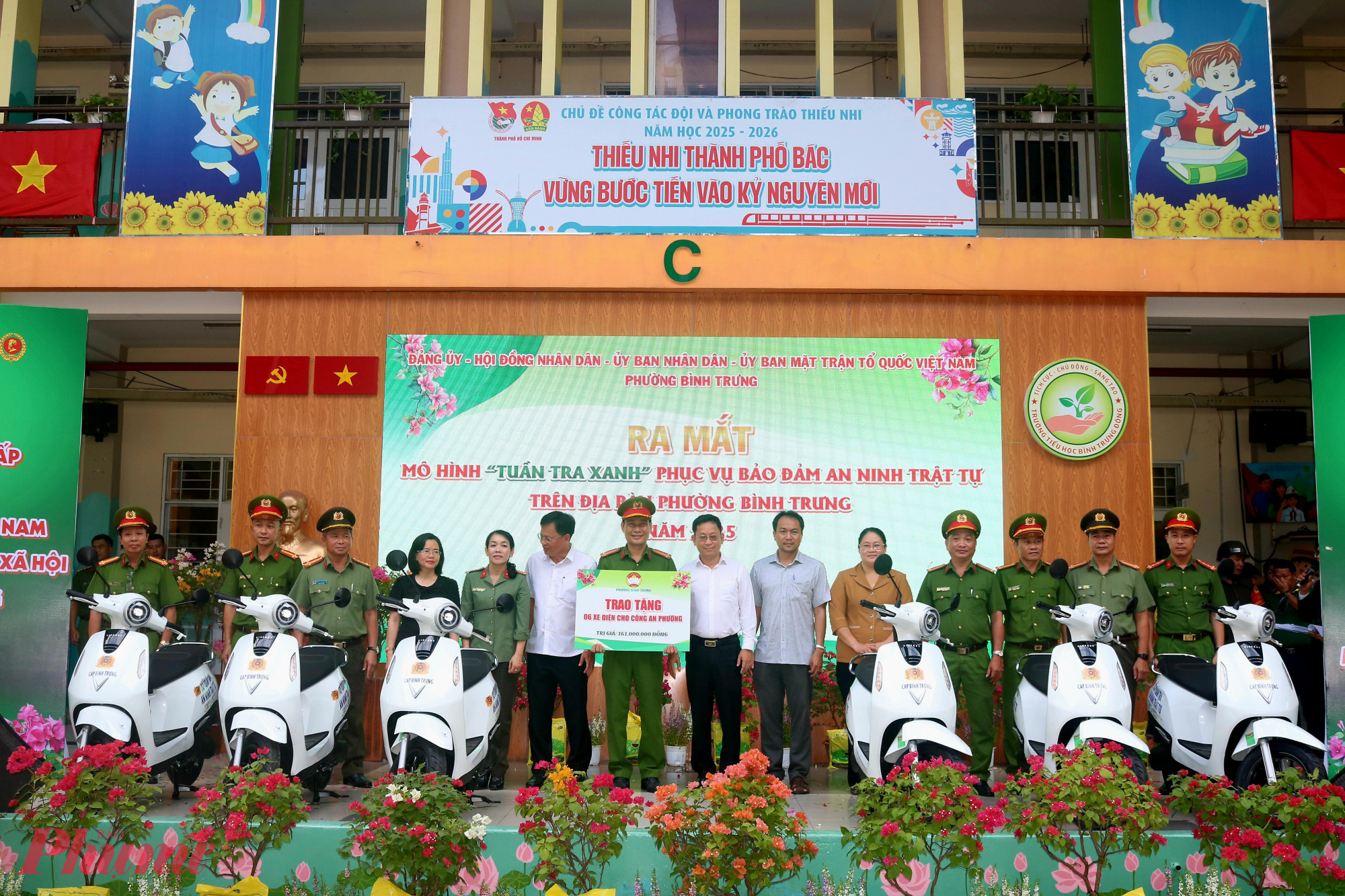 Dịp ra mắt m&ocirc; h&igrave;nh &ldquo;Tuần tra xanh&rdquo;, Ủy ban MTTQ v&agrave; c&aacute;c tổ chức ch&iacute;nh trị - x&atilde; hội phường B&igrave;nh Trưng tặng C&ocirc;ng an phường 6 xe tuần tra với tổng số tiền 161 triệu đồng - Ảnh: Mẫn Nhi