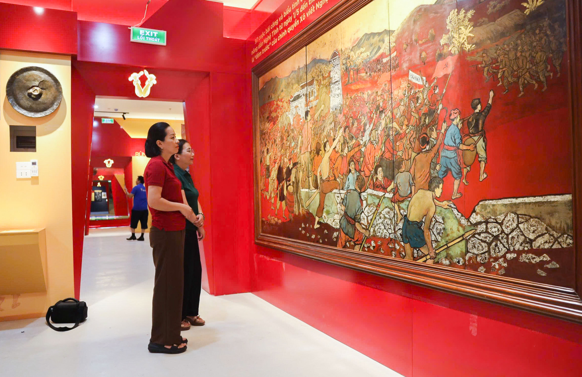 Ngo&agrave;i m&agrave;n tr&igrave;nh chiếu mapping, du kh&aacute;ch đến với show trải nghiệm đ&ecirc;m &ldquo;Lửa X&ocirc; viết&rdquo; c&ograve;n được hơn 16.000 hiện vật, h&igrave;nh ảnh, tư liệu qu&yacute; ở bảo t&agrave;ng - Ảnh: Phan Ngọc