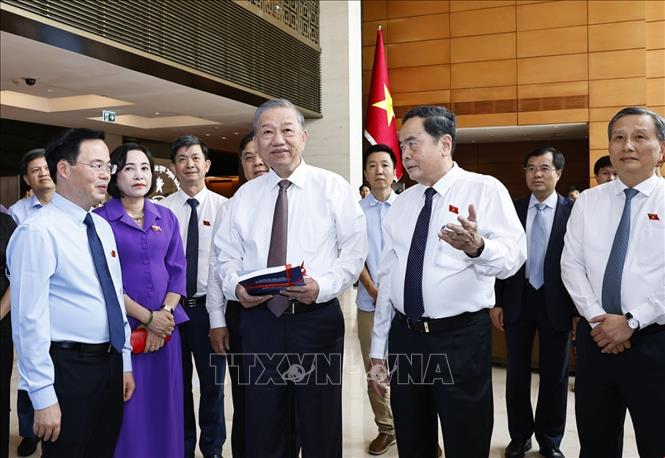 Tổng B&iacute; thư T&ocirc; L&acirc;m dự tham quan gian trưng b&agrave;y Quốc hội số tại Hội nghị. Ảnh: Do&atilde;n Tấn/TTXVN