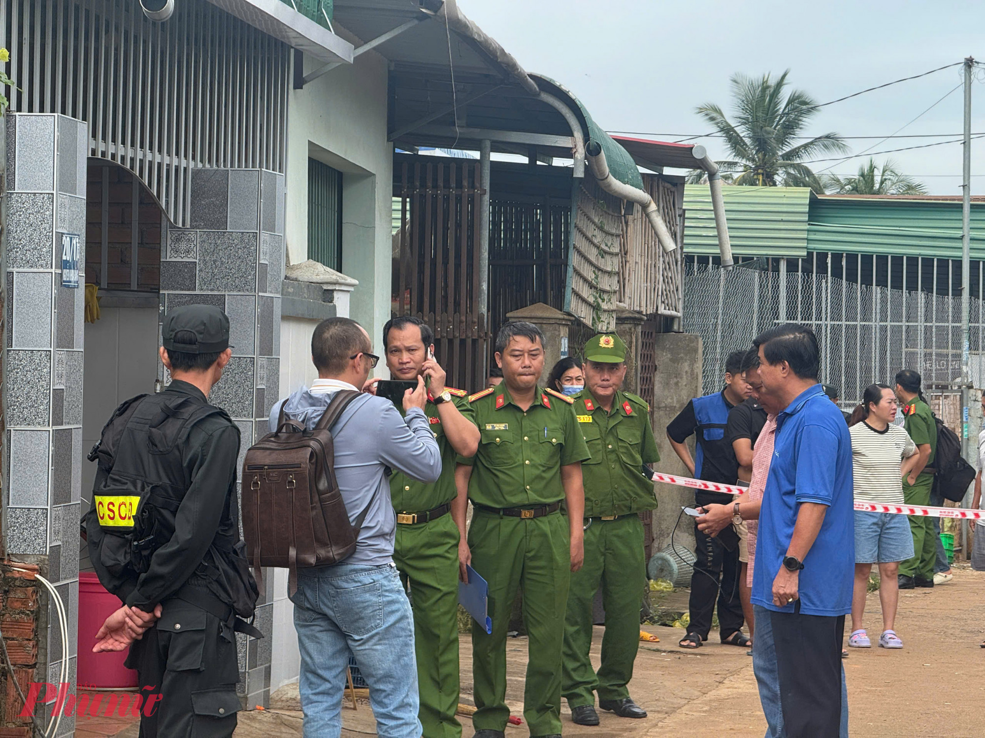 &Ocirc;ng Nguyễn Thi&ecirc;n Văn, Ph&oacute; Chủ tịch UBND tỉnh Đắk Lắk (b&igrave;a phải) c&oacute; mặt tại hiện trường