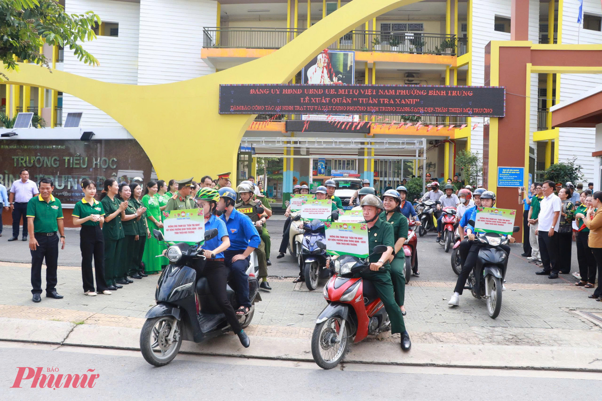 Trong ng&agrave;y 13/9, MTTQ v&agrave; c&aacute;c tổ chức ch&iacute;nh trị - x&atilde; hội phường c&ugrave;ng đồng h&agrave;nh với lực lượng &ldquo;Tuần tra xanh&rdquo; đảm bảo an ninh trật tự tại c&aacute;c tuyến đường, tuyến hẻm tr&ecirc;n địa b&agrave;n - Ảnh: Mẫn Nhi
