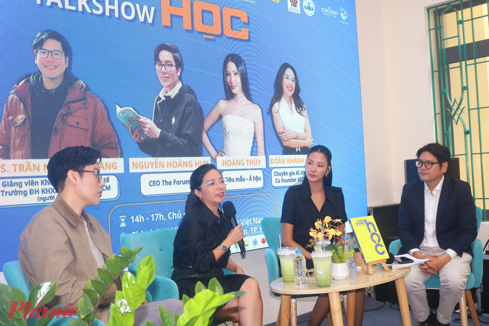 Kh&aacute;ch mời chia sẻ trong talkshow &ldquo;Học&rsquo; - Ảnh: Mẫn Nhi