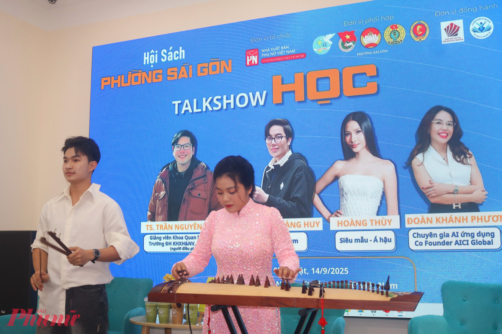 Biểu diễn với nhạc cụ d&acirc;n tộc trong khu&ocirc;n khổ talkshow &ldquo;Học&rdquo; - Ảnh: Mẫn Nhi