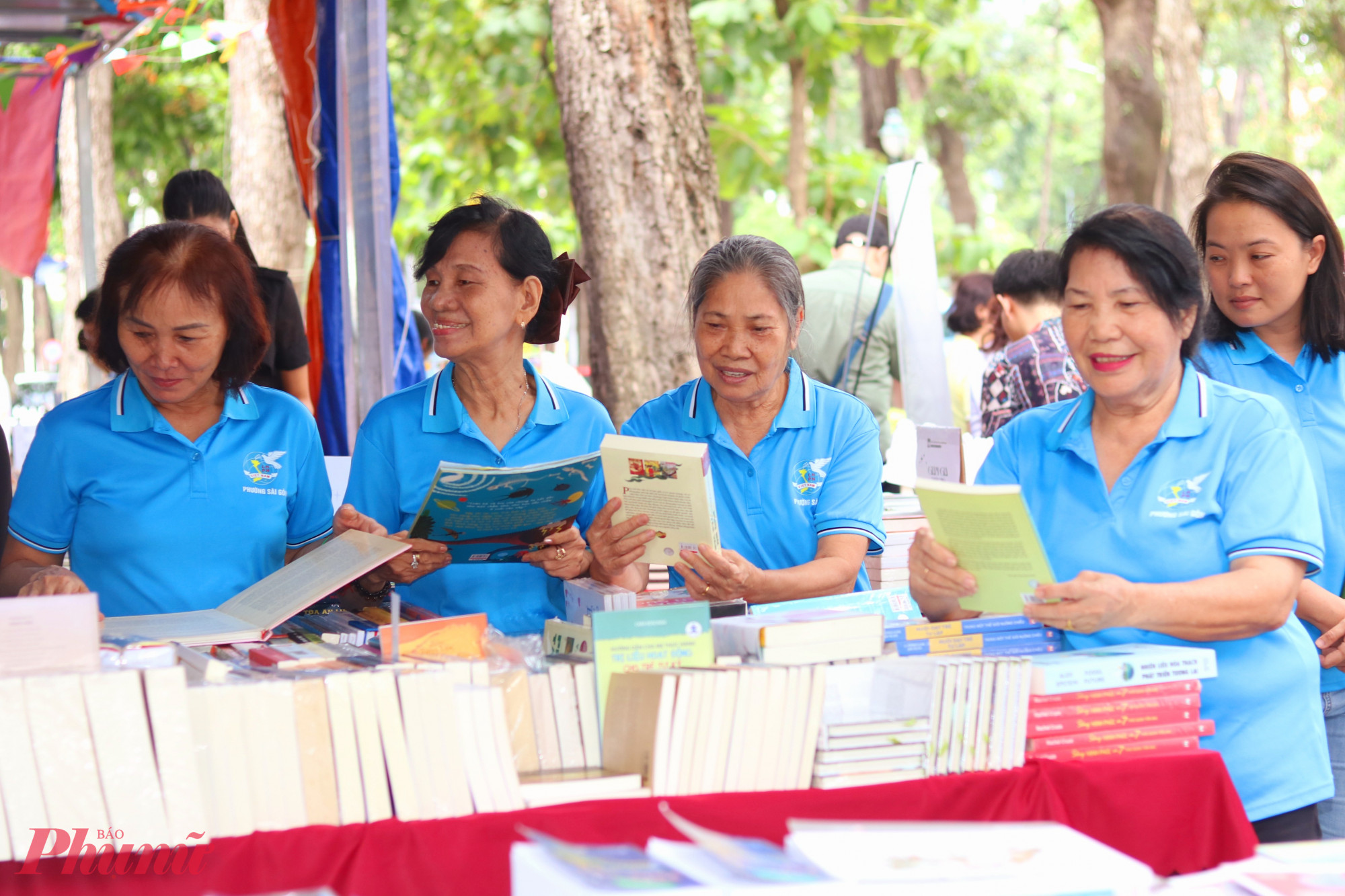 C&aacute;n bộ, hội vi&ecirc;n phụ nữ phường S&agrave;i G&ograve;n đến với hội s&aacute;ch - Ảnh: Mẫn Nhi