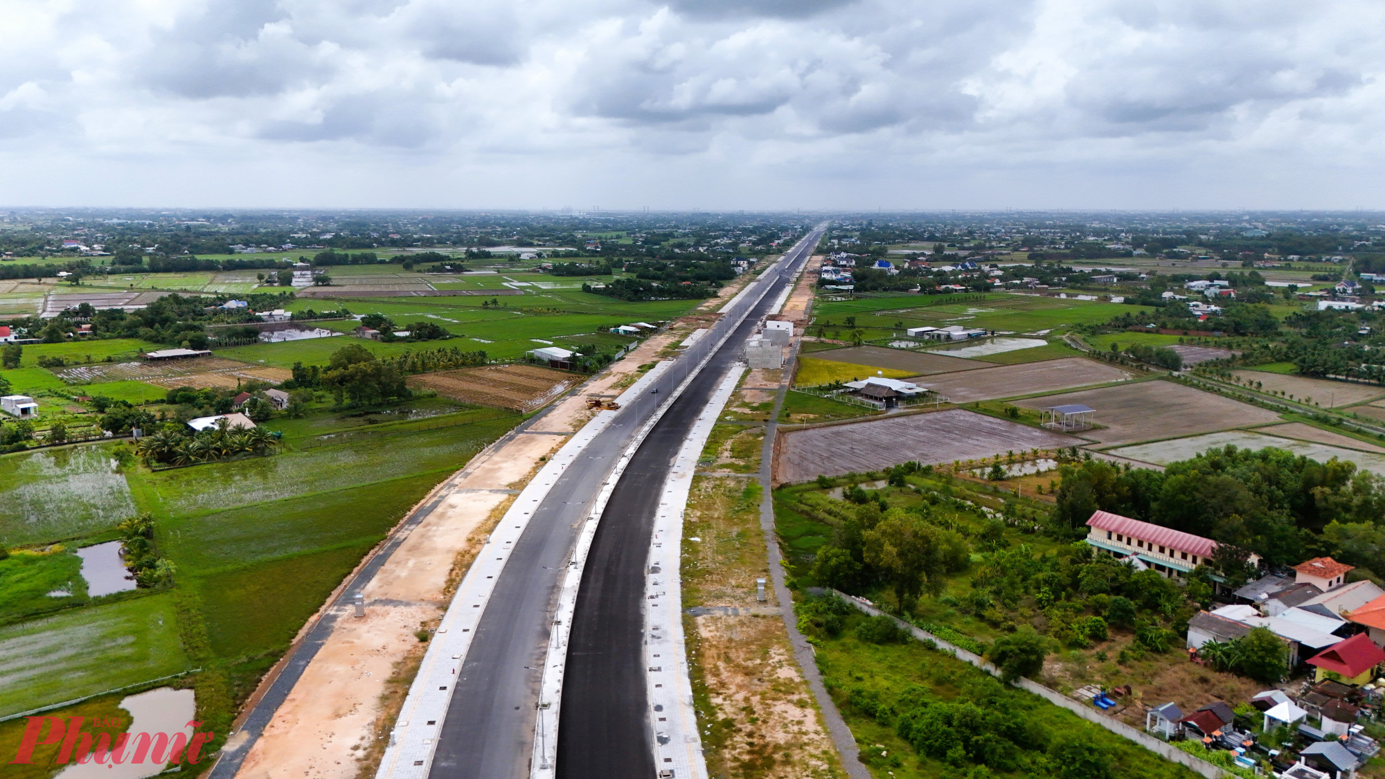 Được khởi c&ocirc;ng từ cuối năm 2021, đến nay đ&atilde; dần hiện r&otilde; h&igrave;nh h&agrave;i v&agrave; đang được chủ đầu tư đẩy nhanh tiến độ. Hiện dự &aacute;n đ&atilde; đạt khoảng 75% gi&aacute; trị khối lượng thi c&ocirc;ng, hướng tới ho&agrave;n th&agrave;nh đ&uacute;ng kế hoạch.