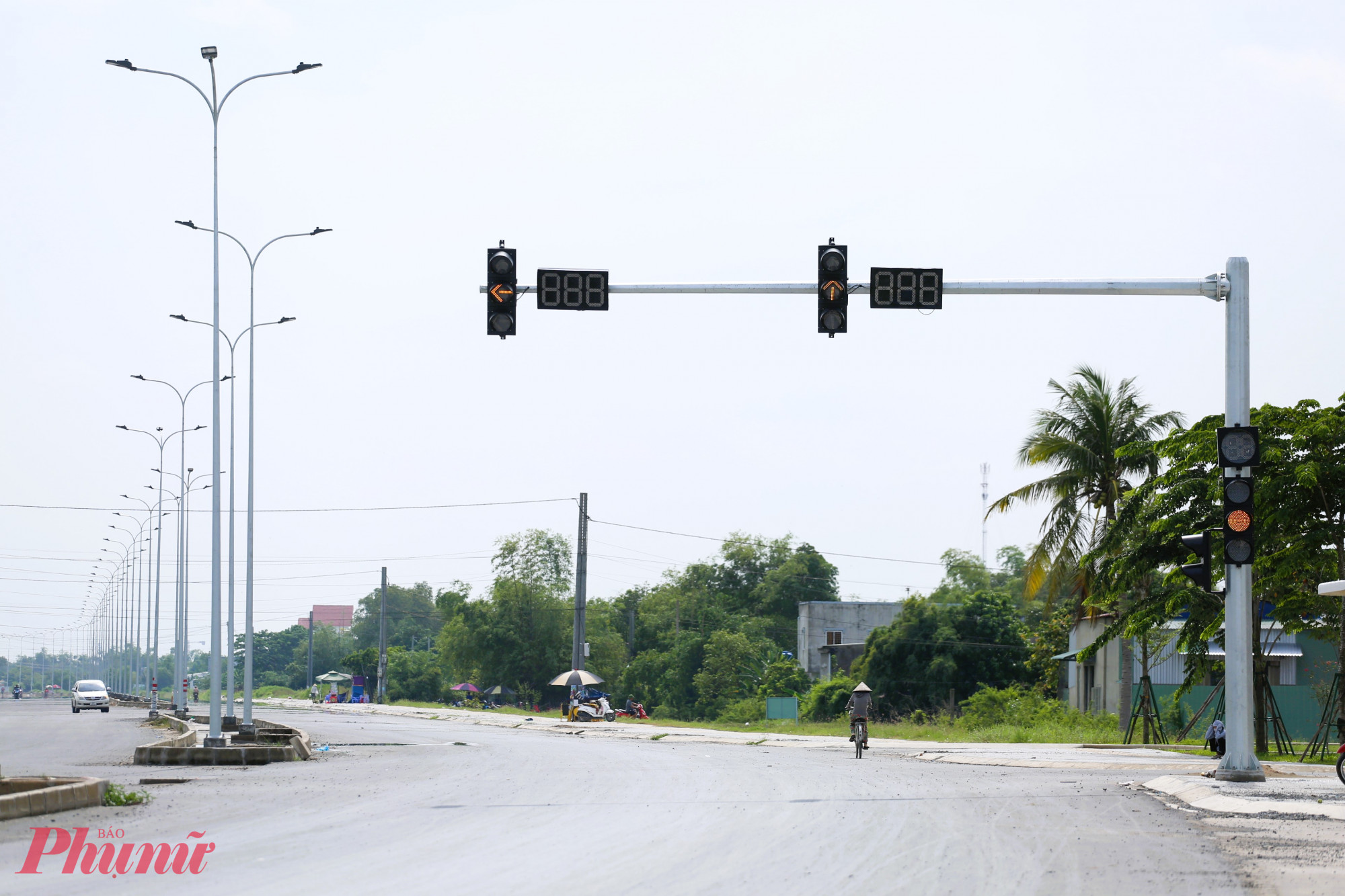 Hệ thống đ&egrave;n t&iacute;n hiệu v&agrave; biển b&aacute;o giao th&ocirc;ng đ&atilde; được lắp đặt tr&ecirc;n phần lớn tuyến đường.