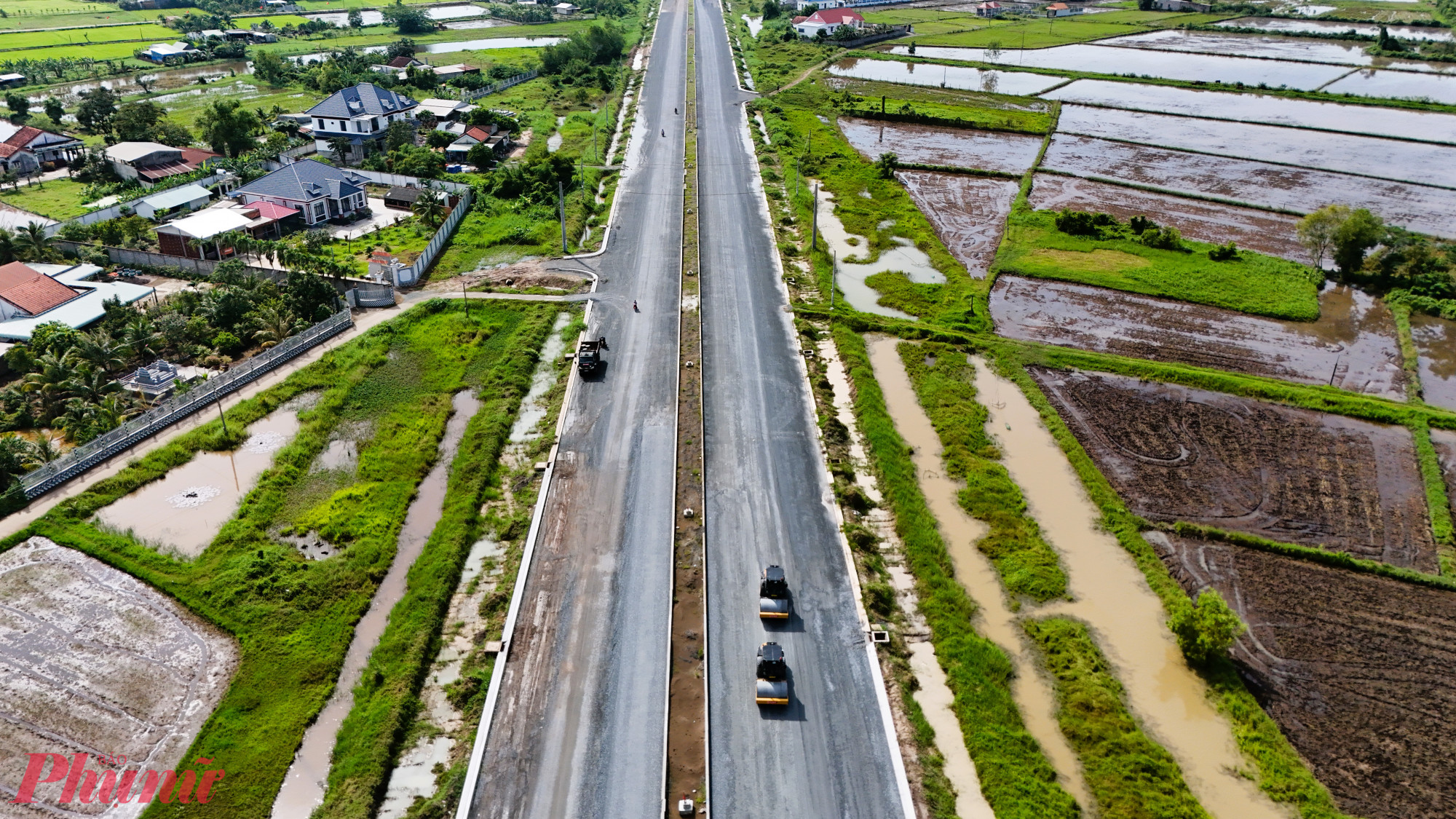 Dự &aacute;n c&oacute; tổng mức đầu tư hơn 4.800 tỷ đồng, trong đ&oacute; phần đường hơn 1.100 tỷ, chi ph&iacute; đền b&ugrave; giải ph&oacute;ng mặt bằng hơn 3.700 tỷ đồng.