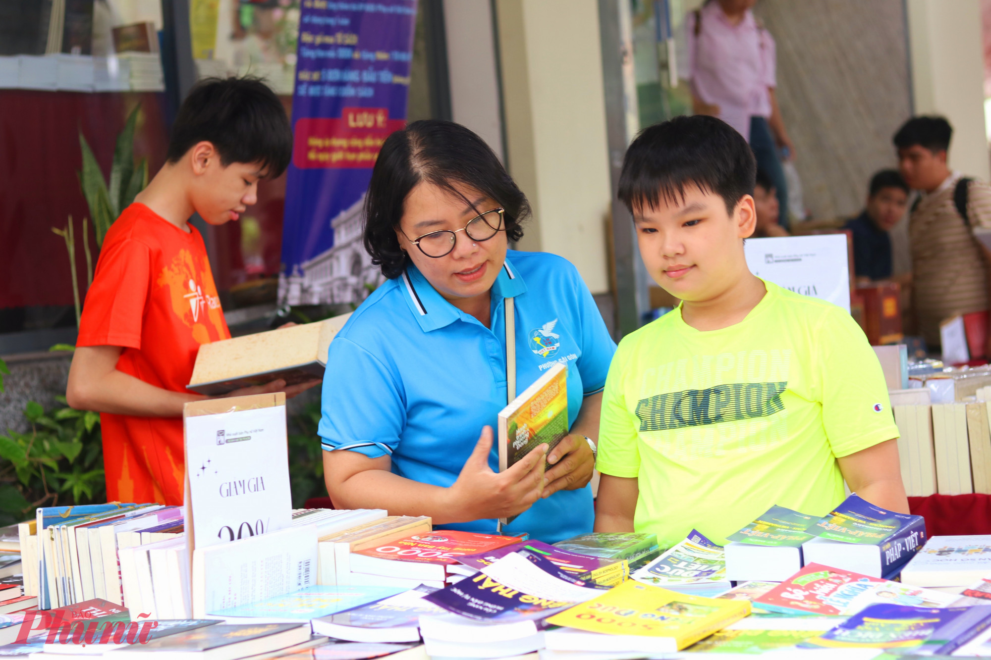 Chị Mai Hương đến hội s&aacute;ch c&ugrave;ng c&aacute;c con - Ảnh: Mẫn Nhi