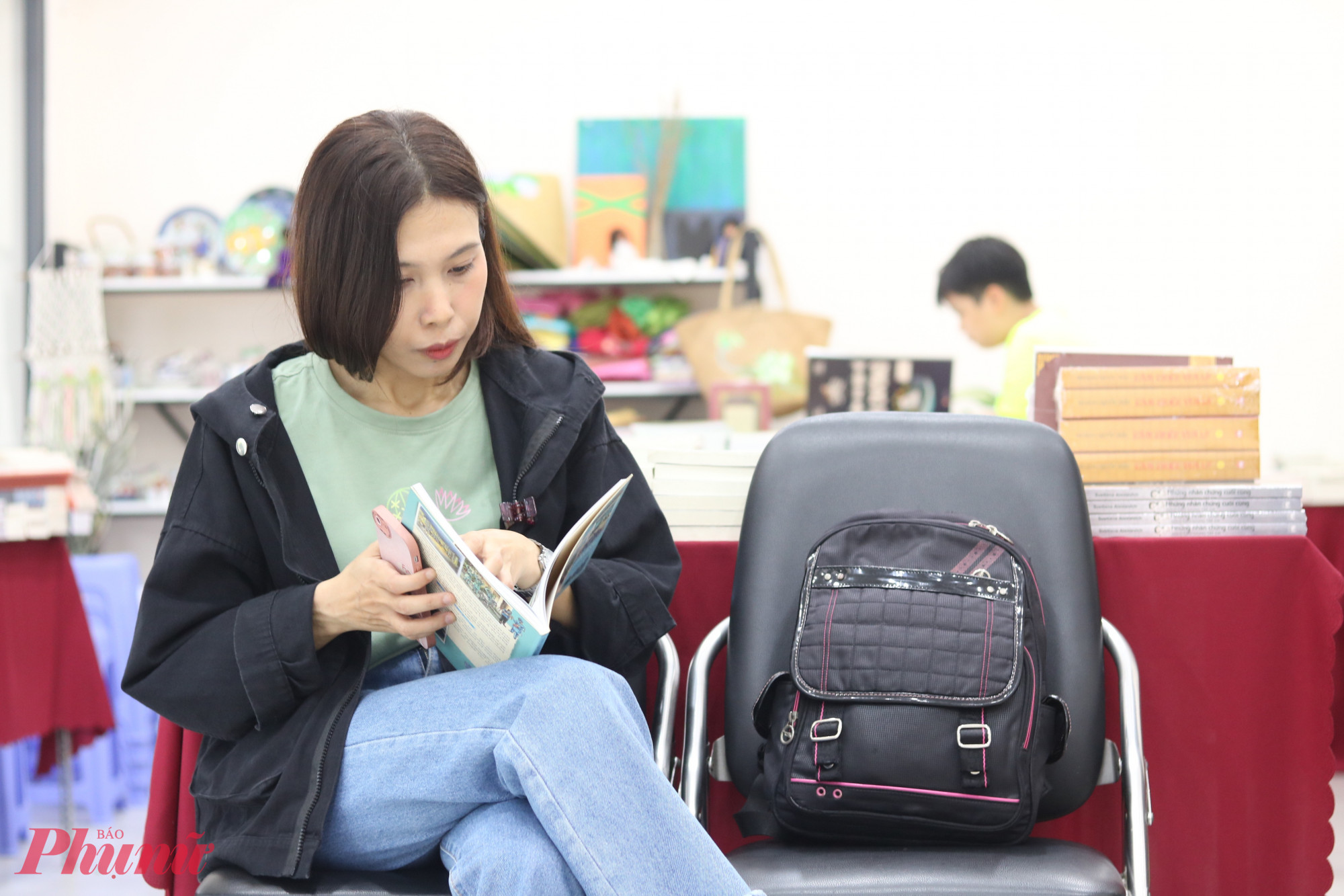 Rất nhiều bạn trẻ d&agrave;nh ng&agrave;y cuối tuần 14/9 để t&igrave;m v&agrave; đọc s&aacute;ch tại hội s&aacute;ch phường S&agrave;i G&ograve;n - Ảnh: Mẫn Nhi