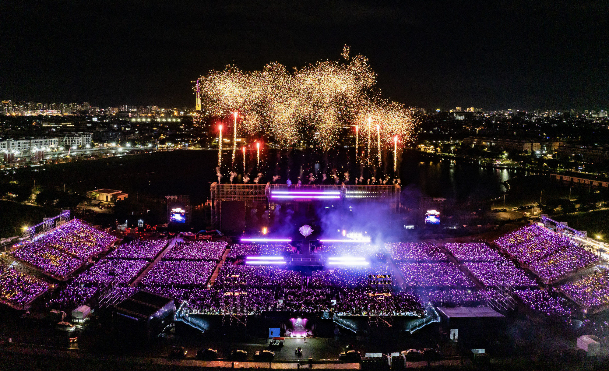 To&agrave;n cảnh concert Em xinh say hi tại TPHCM