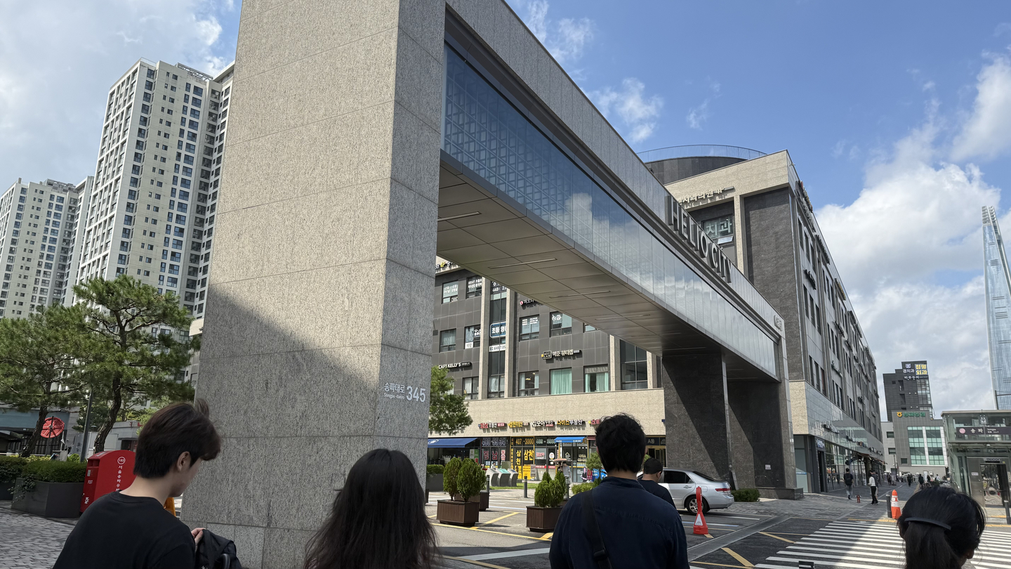 Những người tham gia nh&oacute;m imjang đi ngang qua một khu chung cư ở quận Songpa, ph&iacute;a nam Seoul, v&agrave;o ng&agrave;y 6/9 - Ảnh: WOO JI-WON