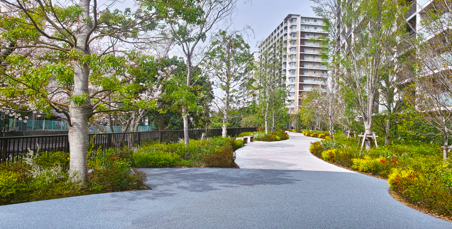 Một khu căn hộ cao tầng tại Seoul c&oacute; lối đi dạo được bao quanh bởi c&acirc;y xanh tươi m&aacute;t - Ảnh: JOONGANGILBO