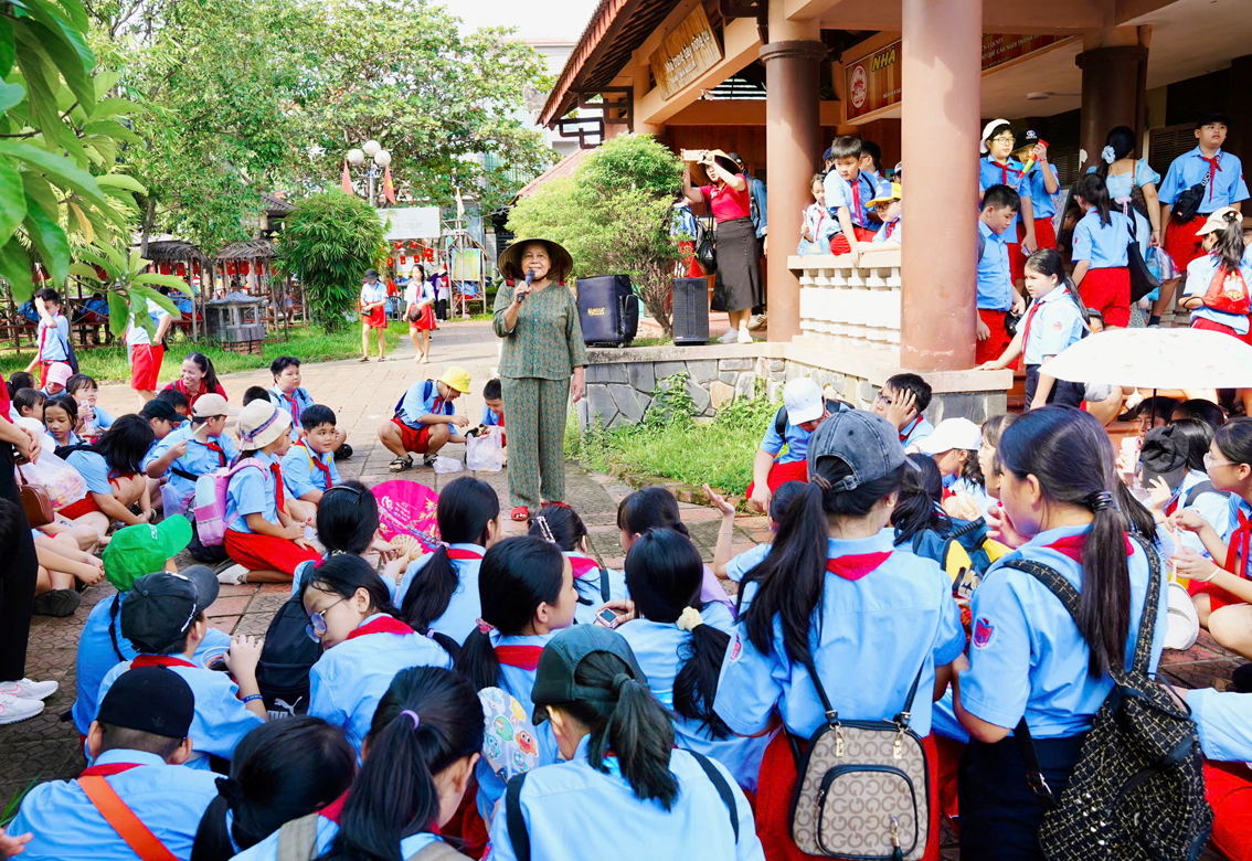 O K&igrave;nh đang giới thiệu về cầu ng&oacute;i Thanh To&agrave;n với học sinh