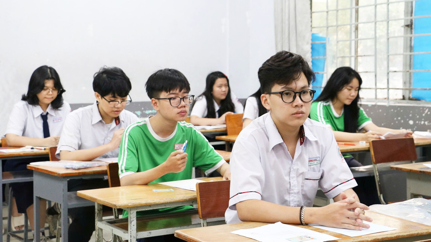 Thí sinh tại TPHCM tham gia kỳ thi tốt nghiệp THPT 2025 để lấy điểm xét vào đại học - ẢNH: TRANG THƯ