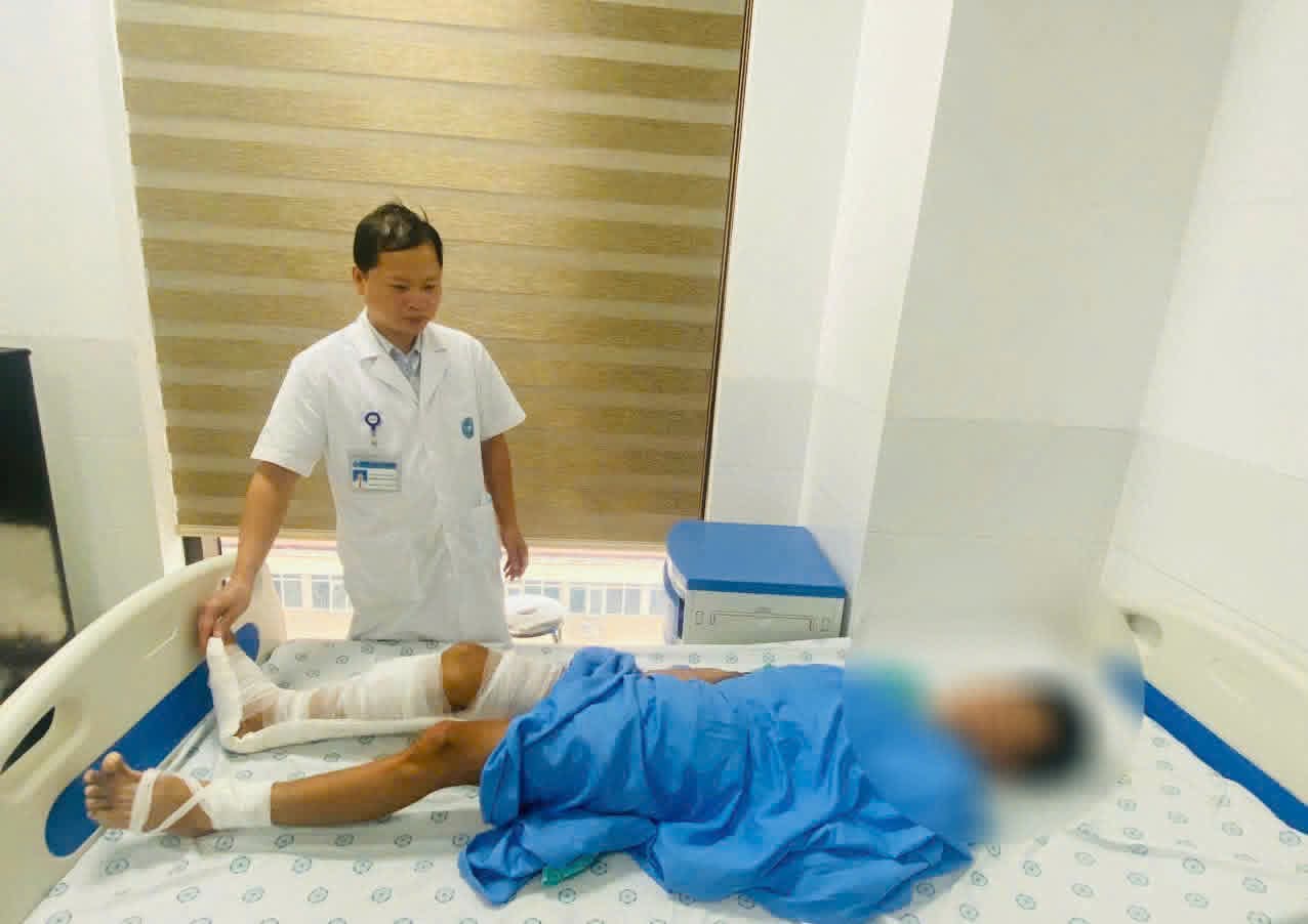 Nam sinh được kịp thời gh&eacute;p nối, bảo tồn ch&acirc;n sau tai nạn - ảnh: Bệnh viện cung cấp