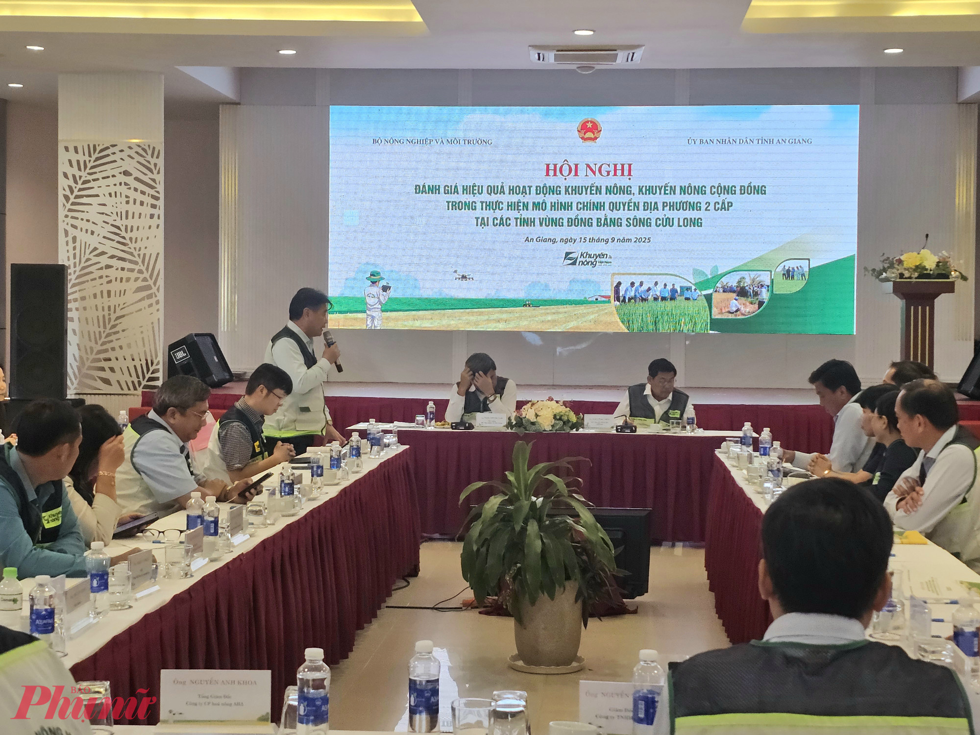 To&agrave;n cảnh hội nghị - Ảnh Ph&uacute; Hữu