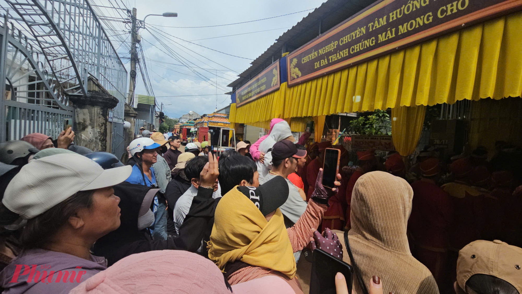 H&agrave;ng trăm người d&acirc;n, từ khắp nơi lặng lẽ t&igrave;m về, c&ugrave;ng người th&acirc;n v&agrave; ch&iacute;nh quyền địa phương, đưa tiễn 3 nạn nh&acirc;n xấu số trong vụ thảm &aacute;n r&uacute;ng động những ng&agrave;y qua về nơi an nghỉ cuối c&ugrave;ng.