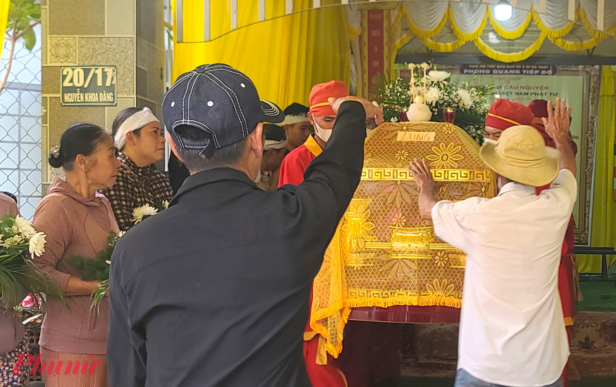 Đ&uacute;ng 2g chiều 15/9, khi 3 chiếc quan t&agrave;i lần lượt được đưa ra khỏi căn nh&agrave; nhỏ, những người c&oacute; mặt như nghẹn lại. Những tiếc nấc nghẹn của người th&acirc;n, h&agrave;ng x&oacute;m  khiến nhiều người chứng kiến cũng kh&ocirc;ng k&igrave;m được nước mắt. 