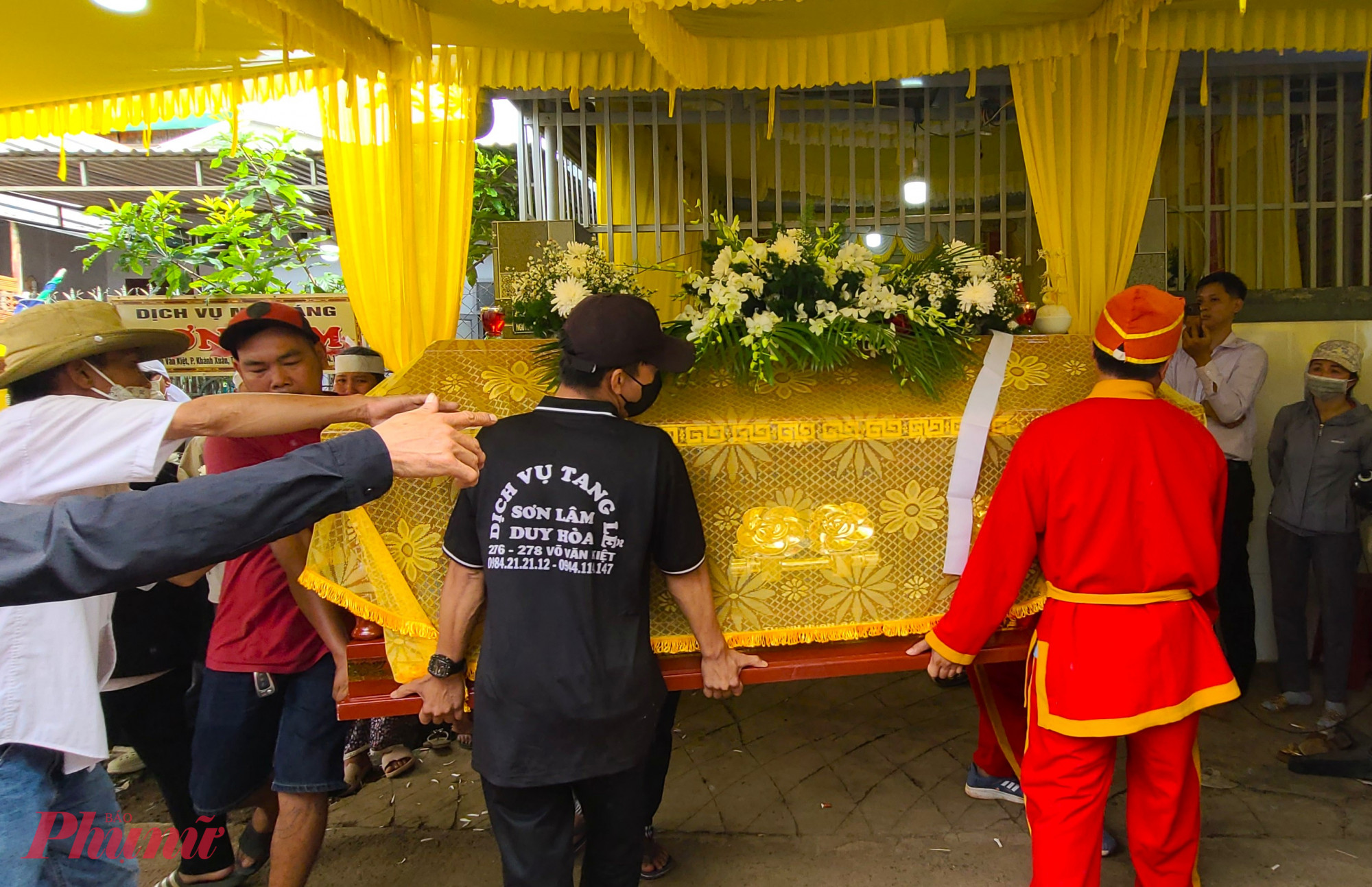 Nghi thức di quan diễn ra trong sự tiếc thương v&ocirc; hạn.