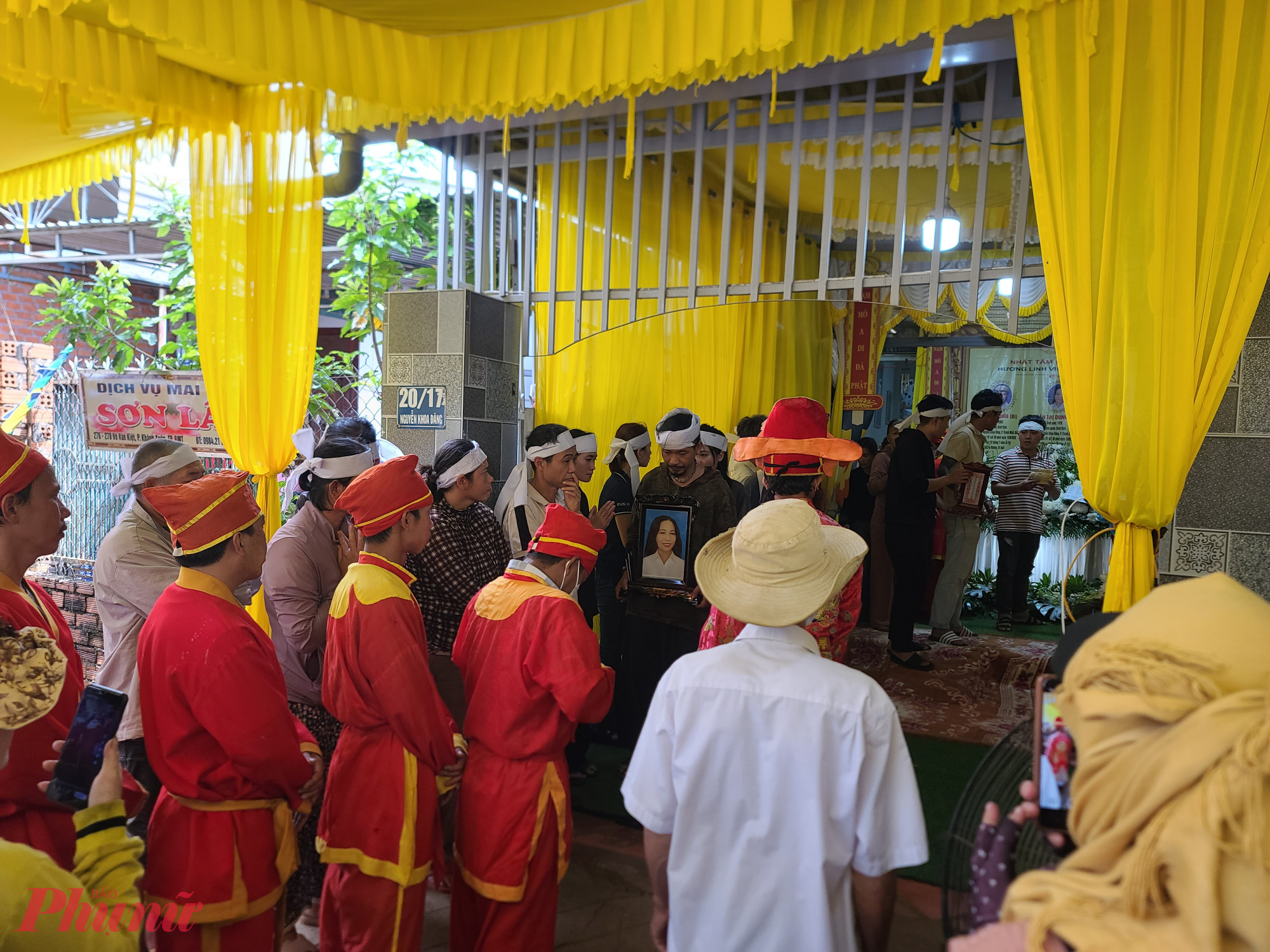 Gi&acirc;y ph&uacute;t trước giờ di quan