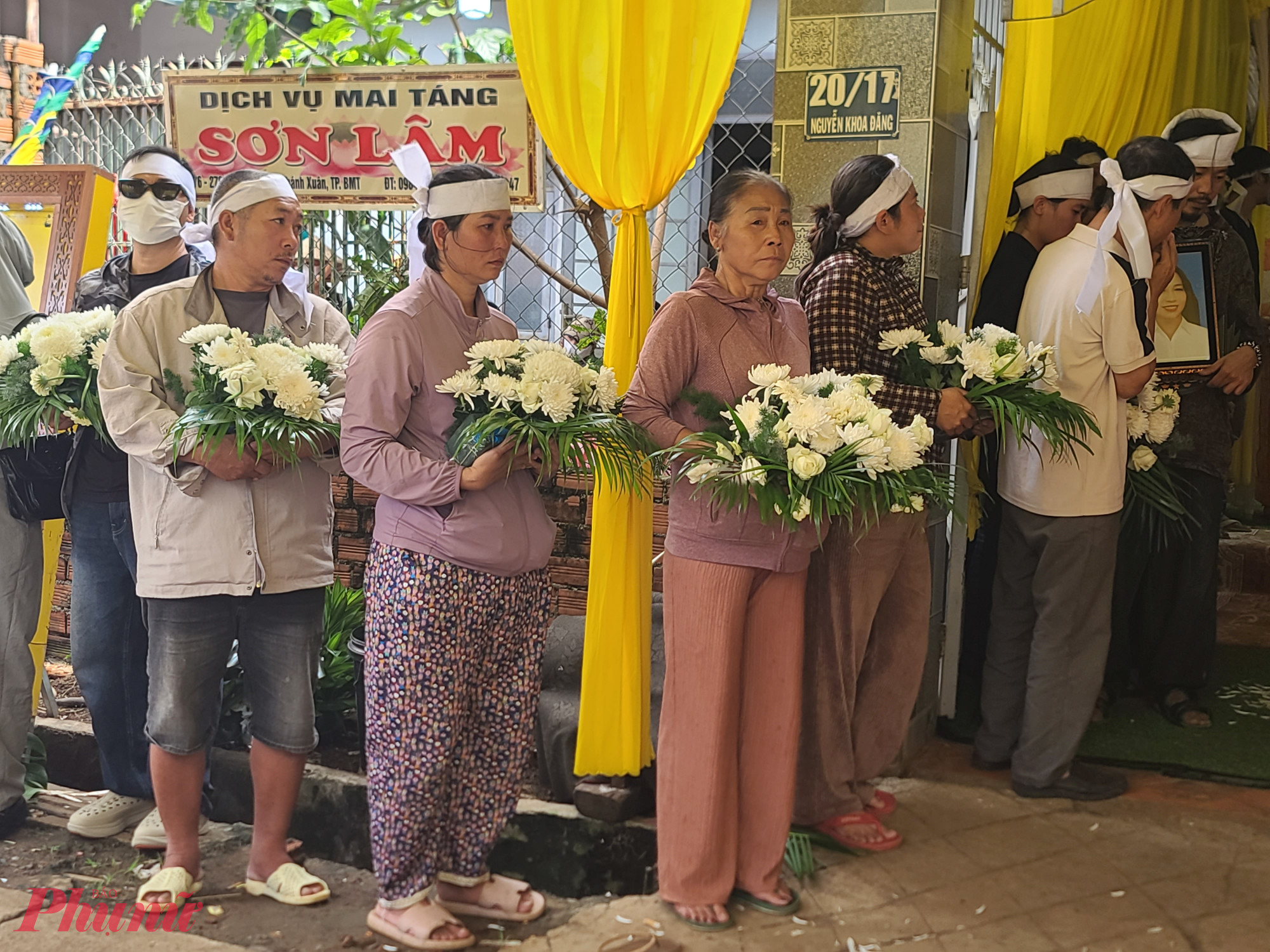Những &aacute;nh mắt đỏ hoe, khu&ocirc;n mặt nh&ograve;e lệ của người th&acirc;n, l&aacute;ng giềng như khắc s&acirc;u nỗi x&oacute;t xa trước sự ra đi qu&aacute; đau đớn của 3 mẹ con b&agrave; T.T.D. (sinh năm 1971, tr&uacute; tại phường Th&agrave;nh Nhất, tỉnh Đắk lắk), anh B.H.N. (sinh năm 2002, con trai b&agrave; D.), chị N.T.K.H. (sinh năm 1992, con g&aacute;i b&agrave; D.) &ndash; c&aacute;c nạn nh&acirc;n của vụ thảm &aacute;n. 