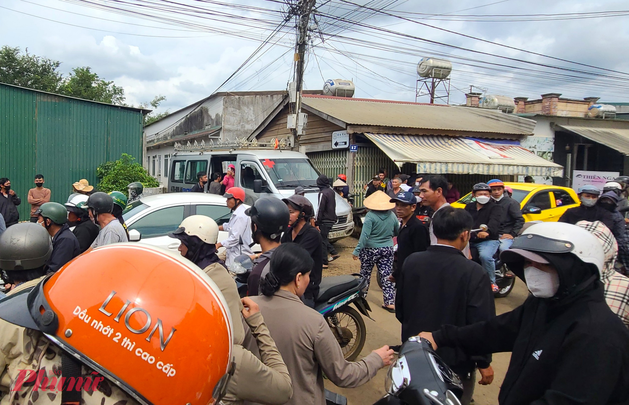 d&ograve;ng người vẫn tiếp tục đổ về mỗi l&uacute;c một đ&ocirc;ng. Họ l&agrave; b&agrave; con, l&agrave; bạn b&egrave;, c&oacute; người chẳng quen biết nhưng nghe tin dữ cũng t&igrave;m đến chắp tay, c&uacute;i đầu tiễn đưa 3 phận đời bạc mệnh.