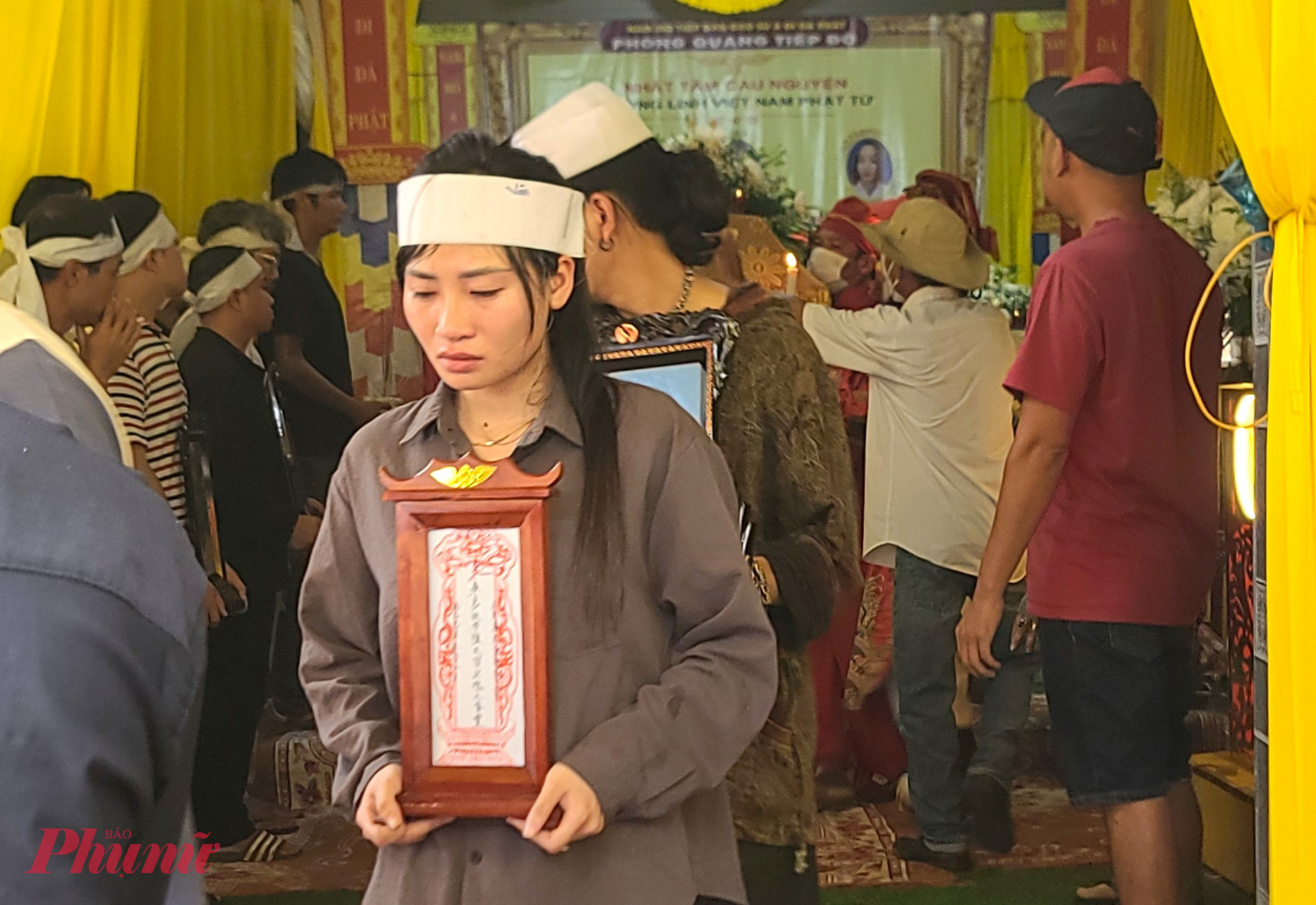 Người th&acirc;n kh&ocirc;ng k&igrave;m n&eacute;n được nỗi đau, nước mắt cứ lăn d&agrave;i tr&ecirc;n m&aacute;.