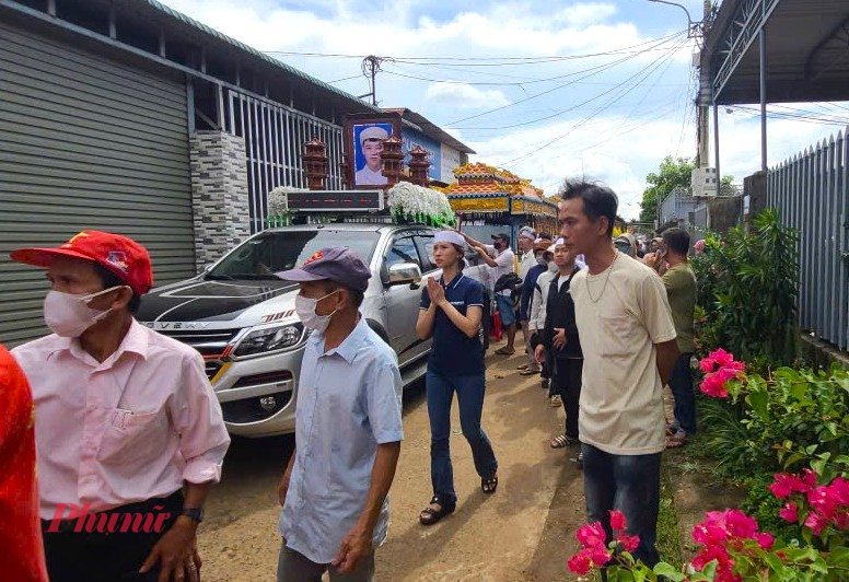  Những đ&ocirc;i tay chắp nguyện mong linh hồn c&aacute;c nạn nh&acirc;n sớm si&ecirc;u tho&aacute;t, an y&ecirc;n nơi ch&iacute;n suối.