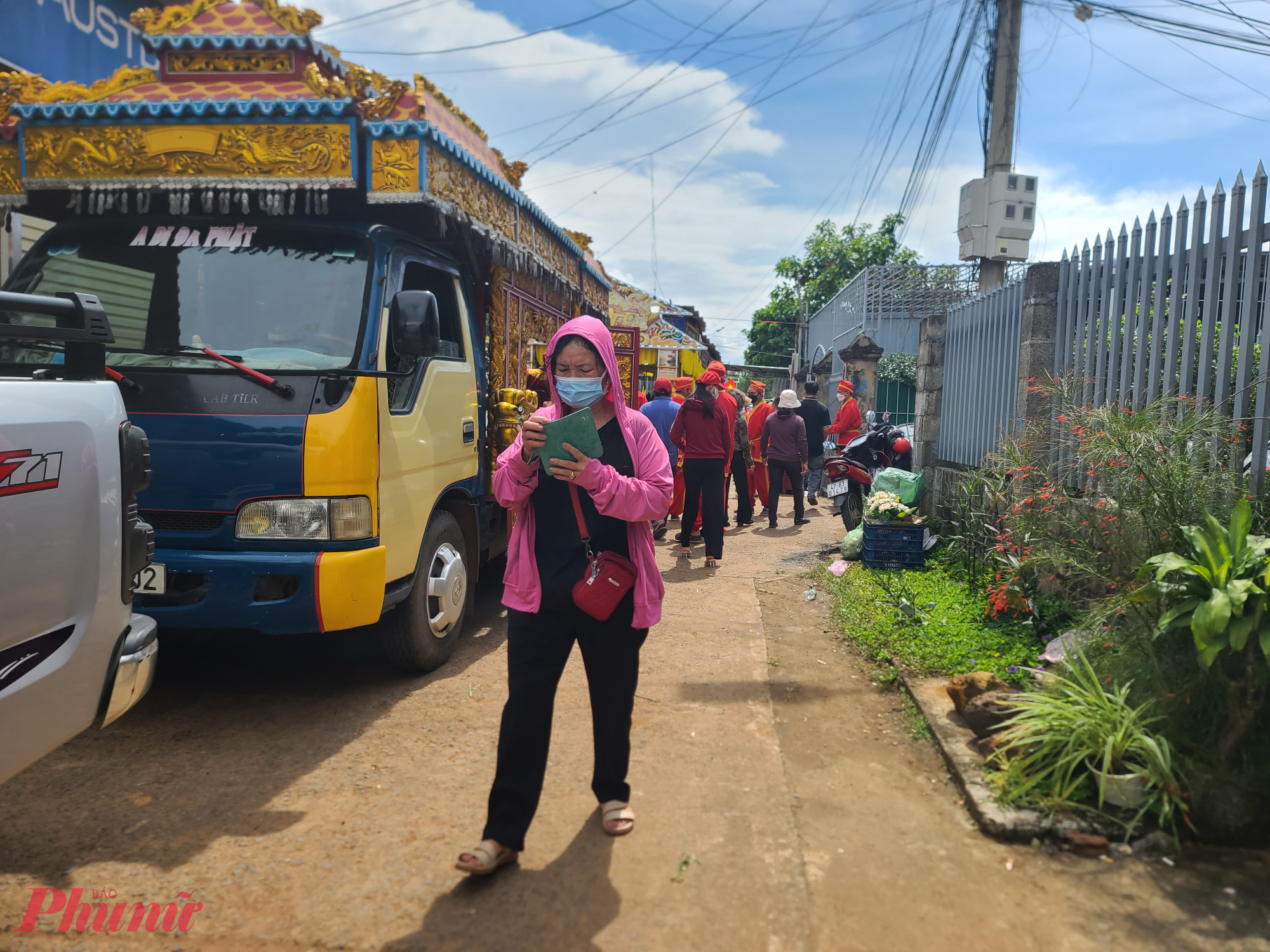 Chiều 15/9, con hẻm nhỏ số 20 đường Nguyễn Khoa Đăng (phường Th&agrave;nh Nhất, tỉnh Đắk Lắk) chật k&iacute;n bước ch&acirc;n. 