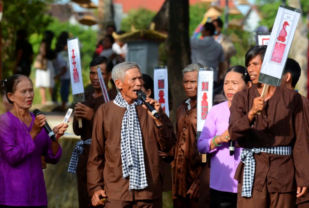 &Ocirc;ng Trần Duy Đối say sưa h&aacute;t b&agrave;i ch&ograve;i trong lễ hội Festival Huế