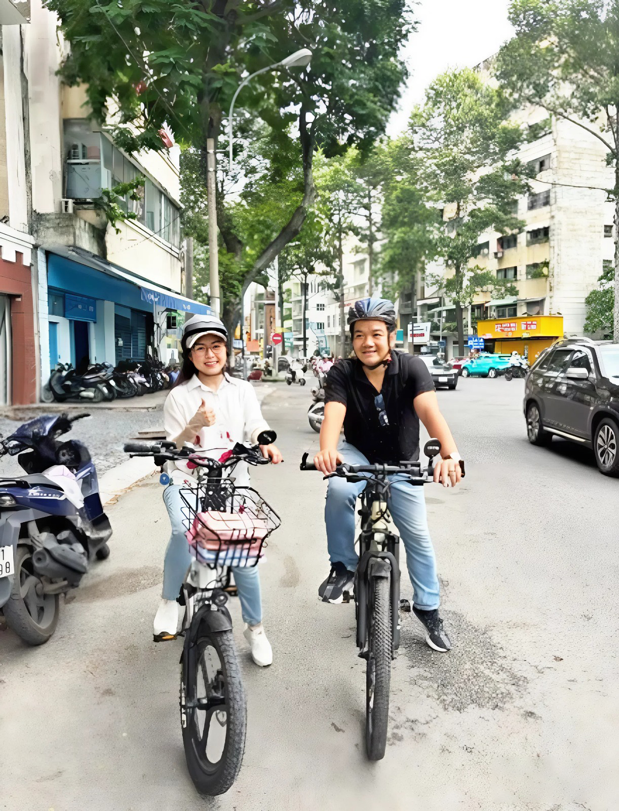Vợ chồng nghệ sĩ L&ecirc; Tứ - H&agrave; Như đi xe đạp c&ugrave;ng nhau