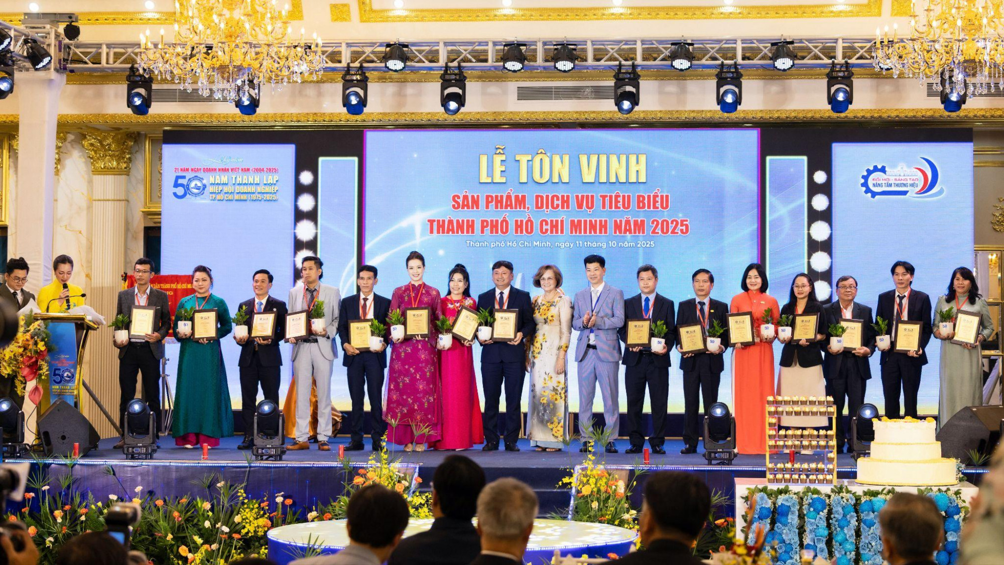 B&agrave; Nguyễn Thị Trang Phương - CEO & Founder của BON Spa (thứ 8, từ tr&aacute;i qua) nhận danh hiệu Sản phẩm, Dịch vụ ti&ecirc;u biểu TPHCM năm 2025 - Ảnh: BON Spa