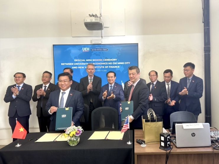GS.TS. Nguyễn Khắc Quốc Bảo - Chủ tịch Hội đồng đại học UEH k&yacute; kết thỏa thuận hợp t&aacute;c với Viện T&agrave;i ch&iacute;nh New York - Ảnh: UEH