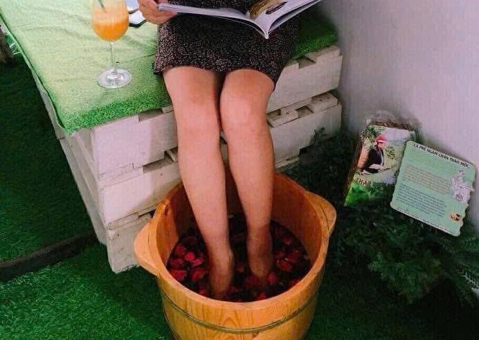 M&ugrave;a thu, đ&ocirc;ng l&agrave; thời điểm ph&ugrave; hợp để &aacute;p dụng liệu ph&aacute;p ng&acirc;m ch&acirc;n nước ấm