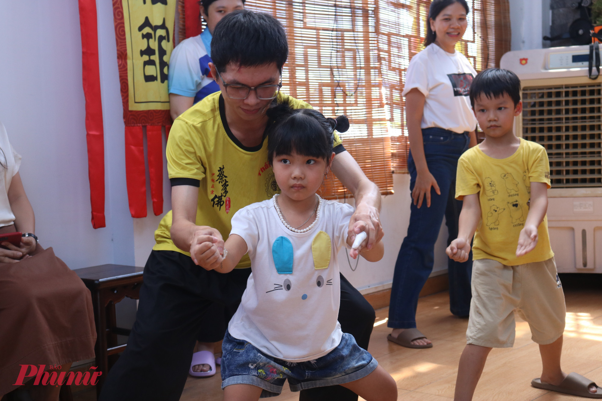 C&aacute;c em nhỏ được khuyến kh&iacute;ch tham gia vận động