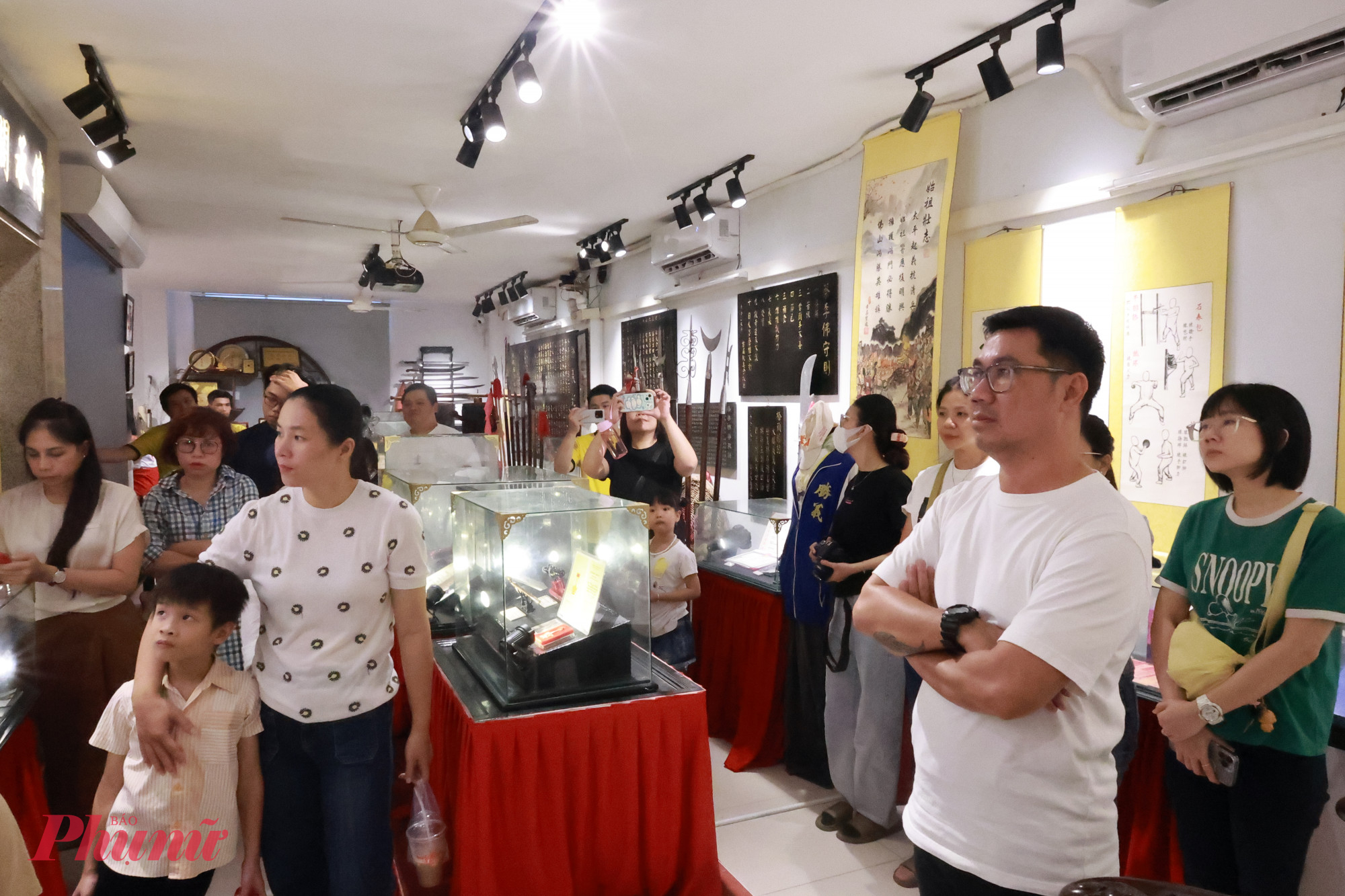 Kh&aacute;ch tham dự nghe thuyết tr&igrave;nh về lịch sử th&agrave;nh lập Thắng Nghĩa Tổ Qu&aacute;n, v&otilde; học v&agrave; m&uacute;a L&acirc;n sư rồng