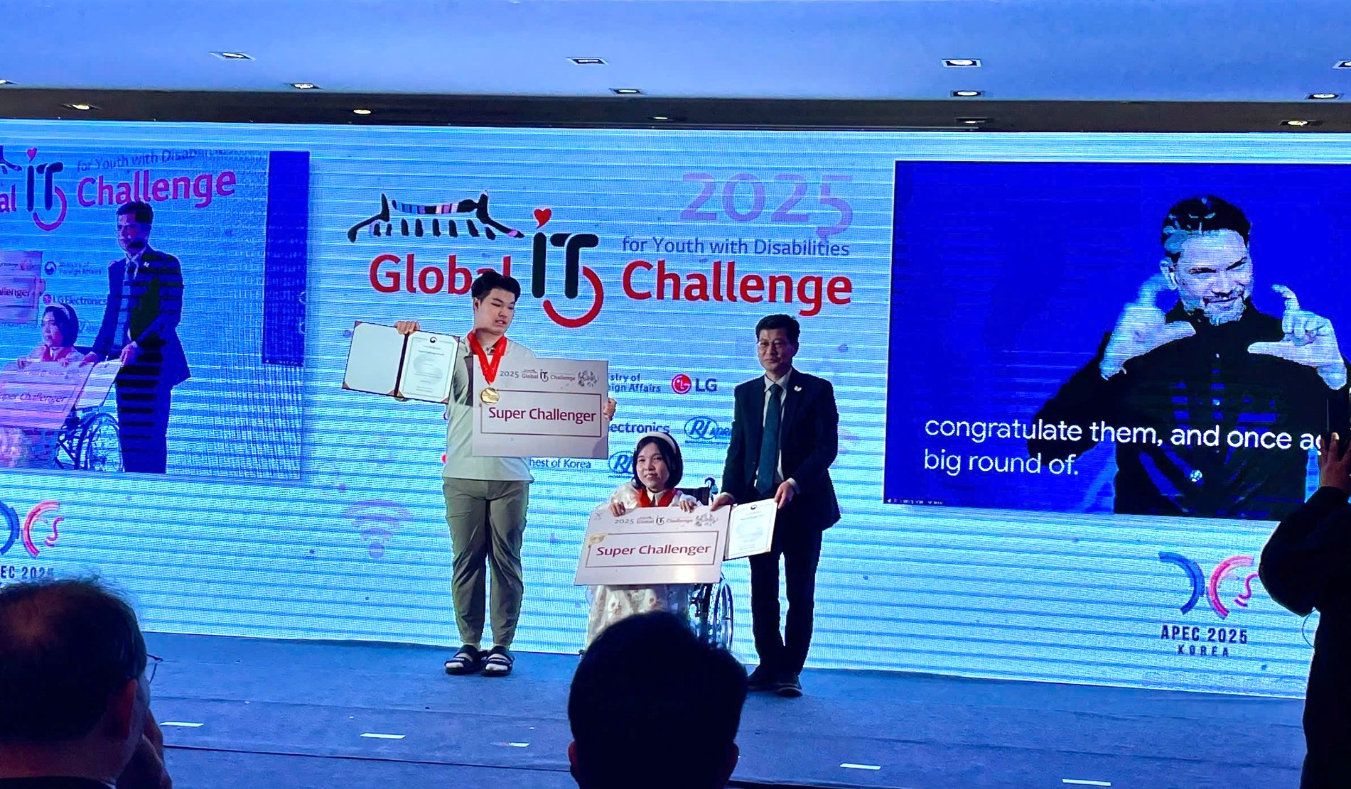 Th&iacute; sinh L&ecirc; Thị Uy&ecirc;n Nhi (giữa) gi&agrave;nh giải Nh&agrave; chinh phục xuất sắc v&agrave; giải Nh&igrave; Ứng dụng c&ocirc;ng nghệ th&ocirc;ng tin tổng hợp. Ảnh: NLS 