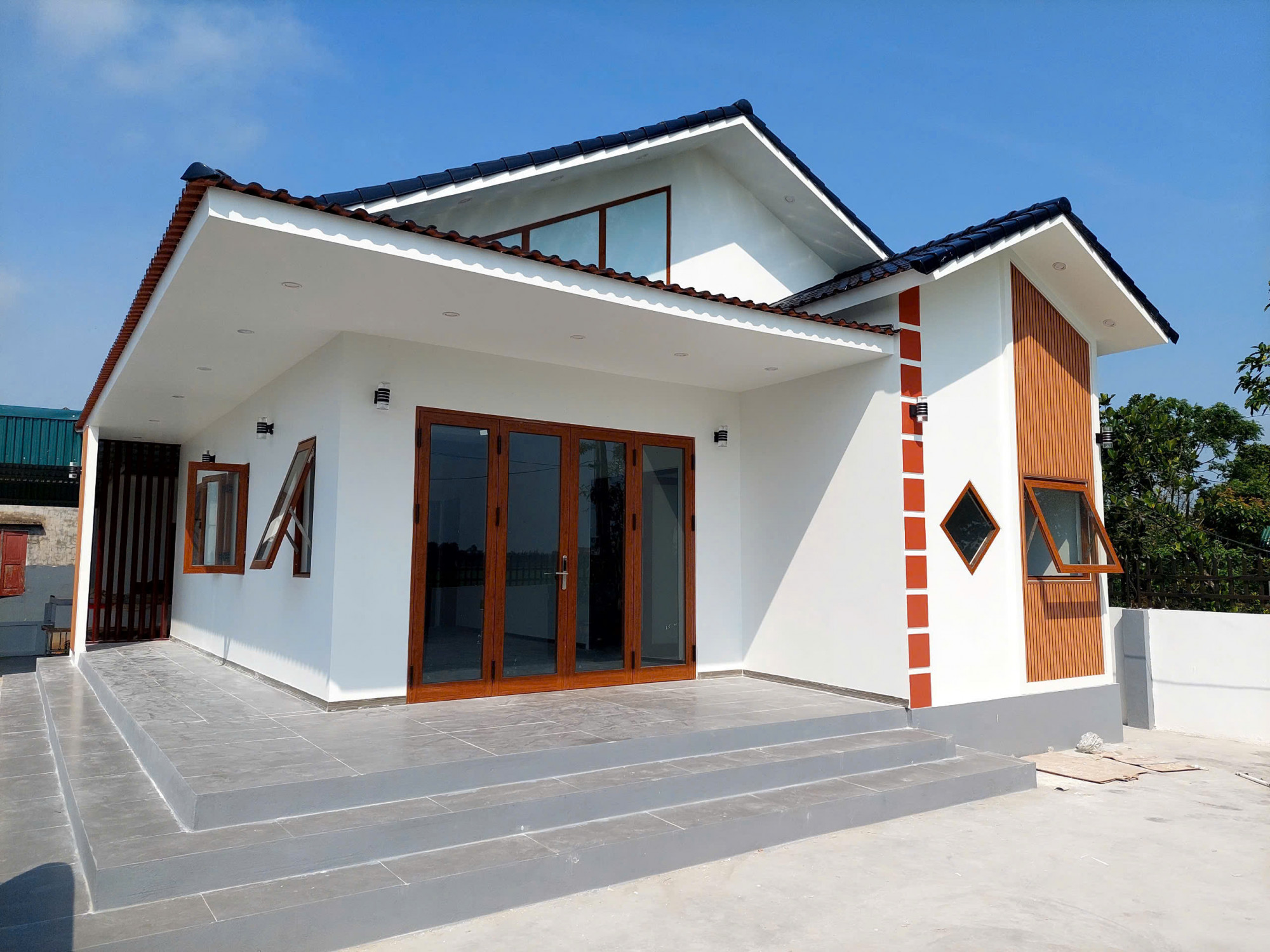 2. H&igrave;nh ảnh mờ nh&ograve;e hoặc chụp từ xa: H&igrave;nh ảnh l&agrave; yếu tố quan trọng gi&uacute;p người mua đ&aacute;nh gi&aacute; bất động sản. Nếu tin rao chỉ d&ugrave;ng ảnh mờ, thiếu s&aacute;ng hoặc chụp từ xa, kh&ocirc;ng c&oacute; cận cảnh c&aacute;c ph&ograve;ng v&agrave; chi tiết nội thất, rất c&oacute; thể người b&aacute;n đang cố che giấu khuyết điểm như tường nứt, hệ thống điện cũ hay t&igrave;nh trạng ẩm mốc. Một tin rao uy t&iacute;n lu&ocirc;n minh bạch, cung cấp h&igrave;nh ảnh r&otilde; n&eacute;t ở nhiều g&oacute;c độ kh&aacute;c nhau - Ảnh: 