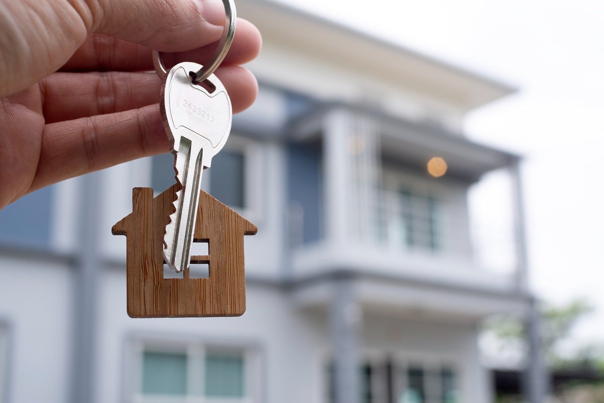 4. Gi&aacute; b&aacute;n &ldquo;si&ecirc;u hấp dẫn&rdquo; bất thường: Một mức gi&aacute; thấp hơn nhiều so với mặt bằng chung c&oacute; thể tr&ocirc;ng như cơ hội v&agrave;ng, nhưng thường ẩn chứa rủi ro. Đằng sau con số &ldquo;si&ecirc;u rẻ&rdquo; c&oacute; thể l&agrave; vấn đề ph&aacute;p l&yacute; phức tạp, chất lượng c&ocirc;ng tr&igrave;nh k&eacute;m hoặc vị tr&iacute; bất lợi. Trước khi bị &ldquo;gi&aacute; hời&rdquo; đ&aacute;nh lừa, h&atilde;y khảo s&aacute;t gi&aacute; thị trường khu vực v&agrave; t&igrave;m hiểu kỹ l&yacute; do khiến bất động sản đ&oacute; được rao b&aacute;n thấp bất thường.