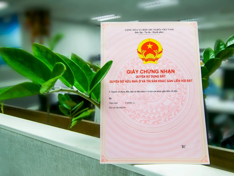 1. Thiếu Th&ocirc;ng Tin Ph&aacute;p L&yacute; R&otilde; R&agrave;ng  Một trong những dấu hiệu đ&aacute;ng b&aacute;o động nhất l&agrave; th&ocirc;ng tin ph&aacute;p l&yacute; kh&ocirc;ng được n&ecirc;u cụ thể. Nếu tin rao chỉ m&ocirc; tả chung chung như giấy tờ đầy đủ m&agrave; kh&ocirc;ng đề cập đến loại sổ (sổ đỏ, sổ hồng), t&igrave;nh trạng sổ, hay c&aacute;c thỏa thuận ph&aacute;p l&yacute; đi k&egrave;m, h&atilde;y thận trọng. Thiếu minh bạch trong kh&acirc;u n&agrave;y thường dẫn đến những rắc rối về quyền sở hữu v&agrave; tranh chấp sau n&agrave;y. Lu&ocirc;n y&ecirc;u cầu được xem x&eacute;t v&agrave; x&aacute;c minh c&aacute;c giấy tờ li&ecirc;n quan trước khi đưa ra bất kỳ quyết định n&agrave;o - Ảnh: LuatMinhTu