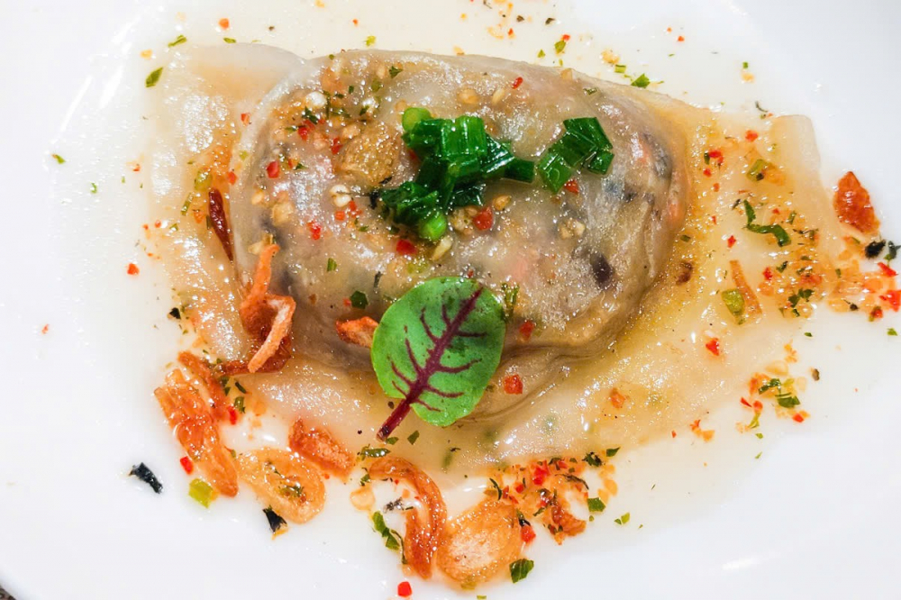 Tiếp đ&oacute;, B&aacute;nh quai vạc xốt nấm Truffle g&acirc;y ấn tượng bởi lớp vỏ mềm mịn &ocirc;m trọn nh&acirc;n thịt ba chỉ trắng, đậu xanh v&agrave; hương nấm đen trứ danh.