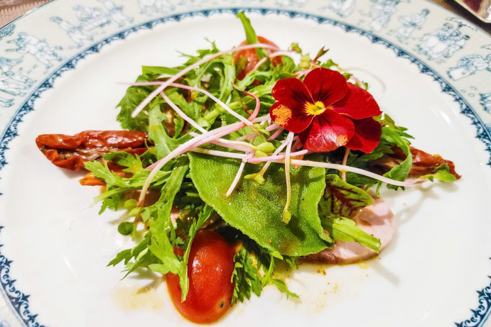 Mở đầu l&agrave; Salad thăn heo &ndash; m&oacute;n khai vị thanh m&aacute;t kết hợp thịt thăn, ba chỉ heo trắng ch&acirc;u &Acirc;u c&ugrave;ng c&agrave; rốt, salad tuyết, c&agrave; chua v&agrave; xốt chanh d&acirc;y. 