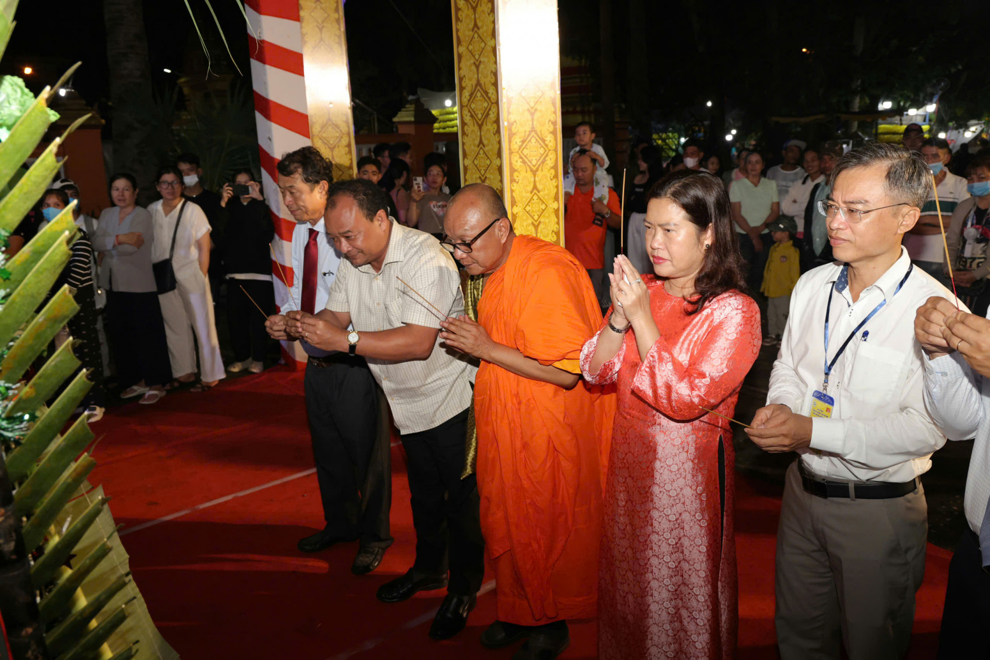L&atilde;nh đạo TP Cần Thơ thắp hương tại lễ c&uacute;ng trăng. Ảnh: Trung Phạm