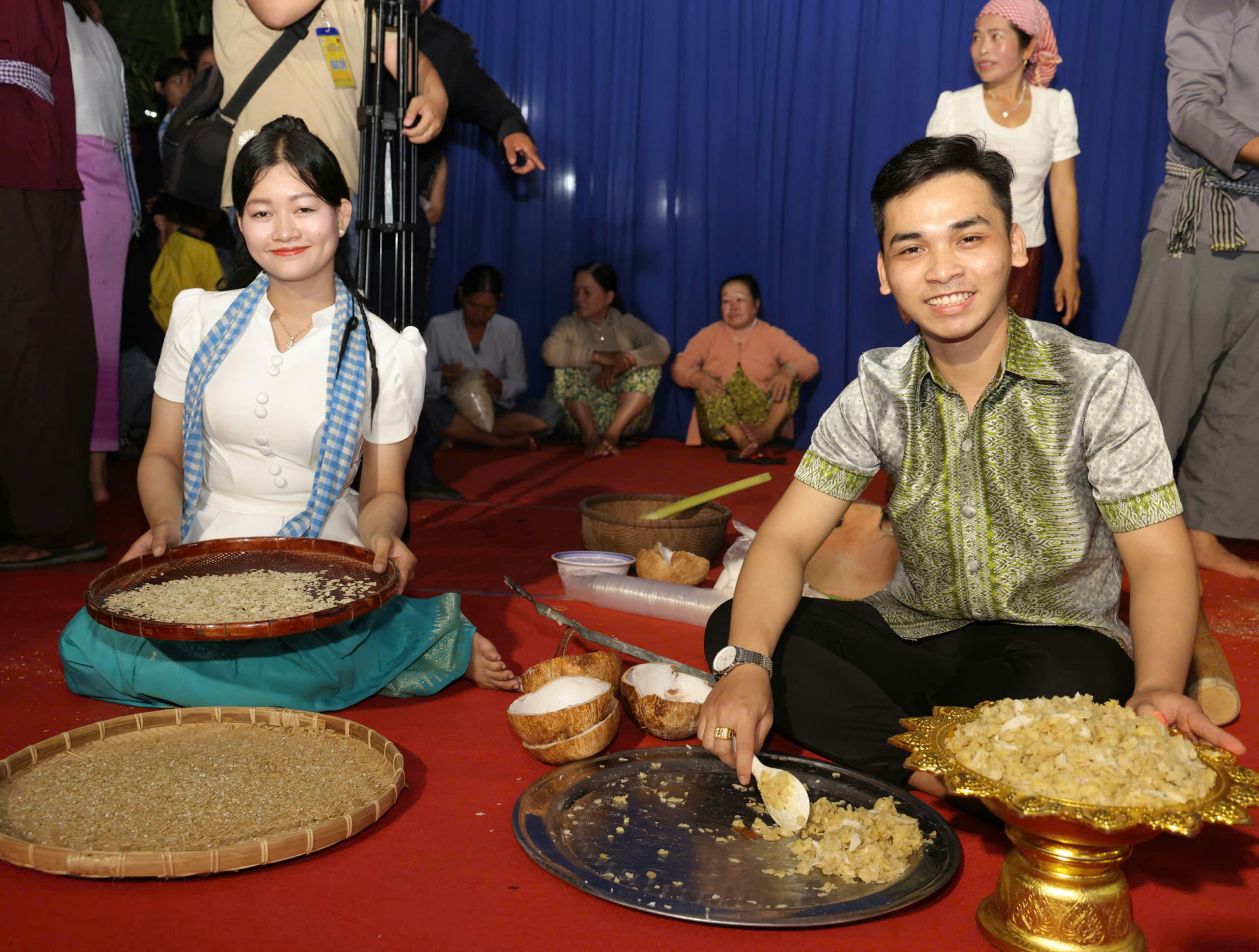Quết cốm dẹp - một nghi thức trong lễ C&uacute;ng Trăng, cầu cho m&ugrave;a vụ tươi tốt... Ảnh: Trung Phạm